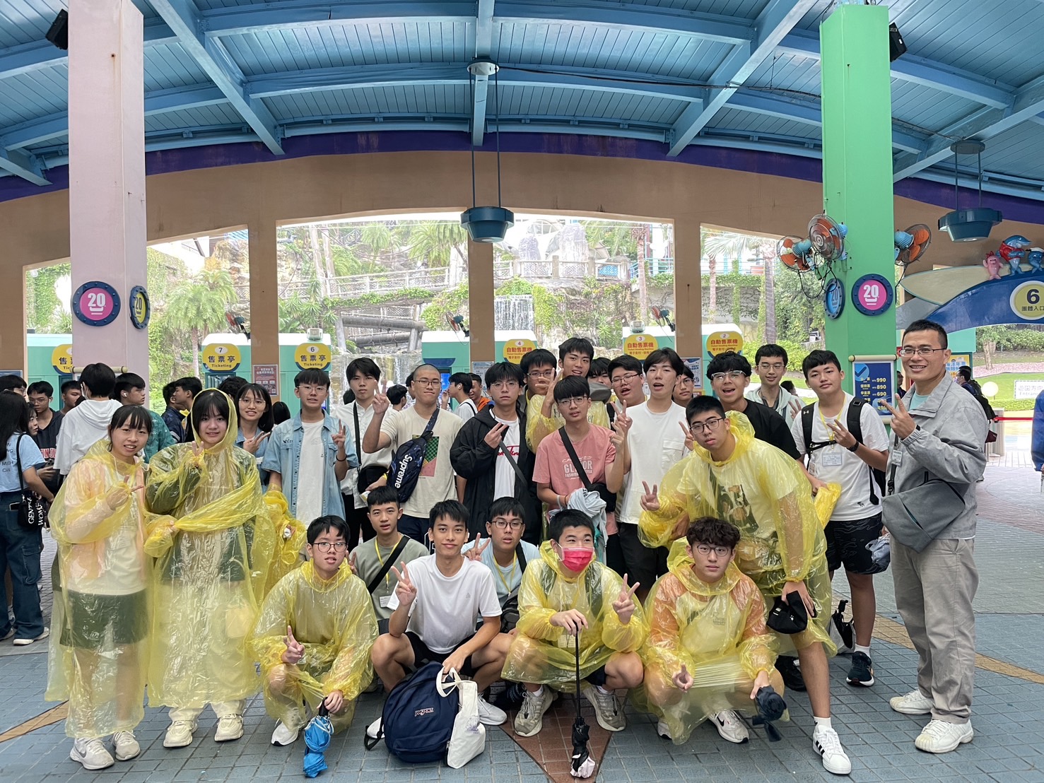 遠雄海洋公園我們來了!即使下雨也澆不熄我們的熱情。