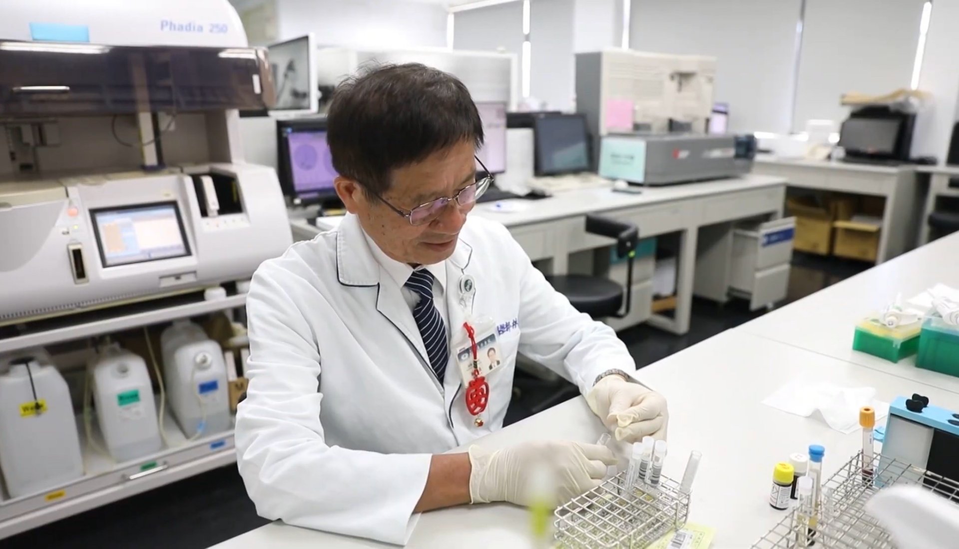 從檢驗醫學部退休的林等義,今年73歲,透過花蓮慈院黃金人口計劃,重回實驗室職場,貢獻所學及寶貴經驗。