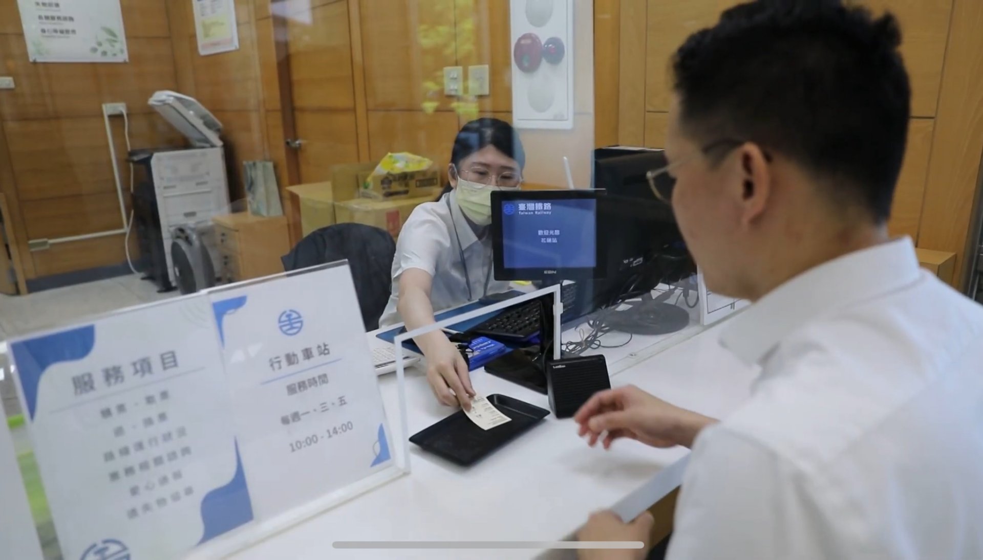 為了便利院內同仁及就醫民眾,花蓮慈院與台鐵公司在醫院內,設置全台唯一的行動車站。