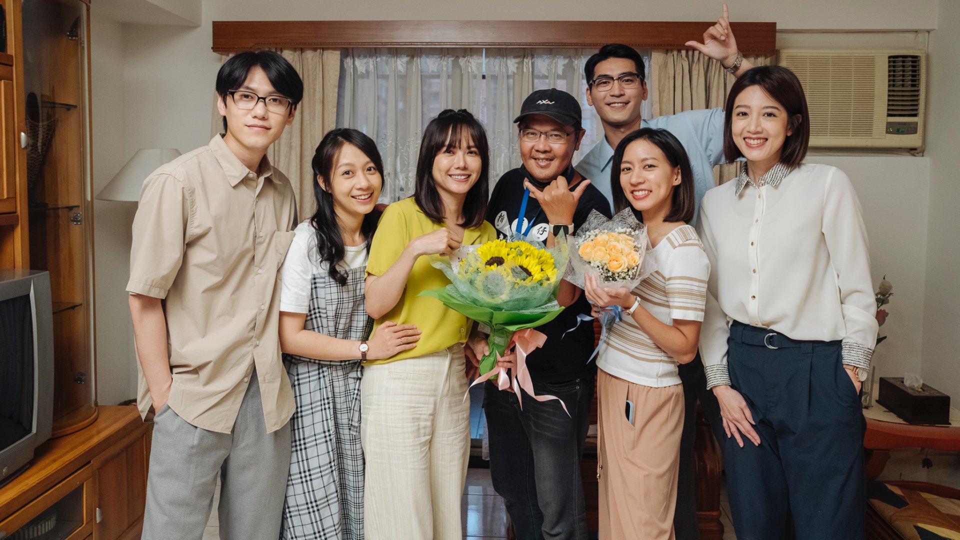 我們六個_殺青照。左起:邱宇辰、安乙蕎、方語昕、導演王傳宗、涂善存、陳妤、黃薇渟_