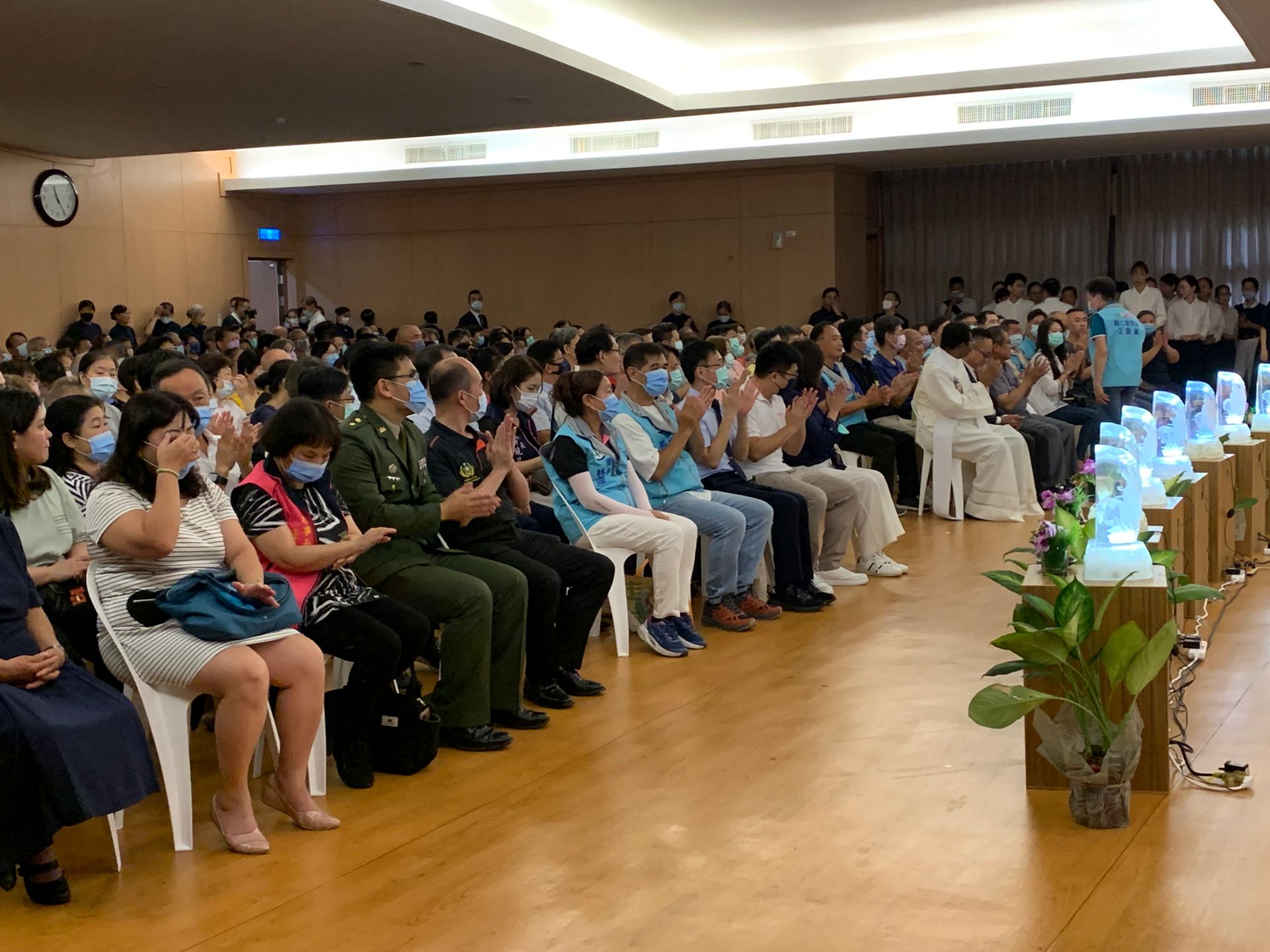 慈濟基金會表示,基隆區七月吉祥月祈福會今年分別於8月24及31日各舉行一場,其中24日的祈福會上,還有一位來自非洲剛果的毛神父(著白色長袍)跟大家一同參與活動。