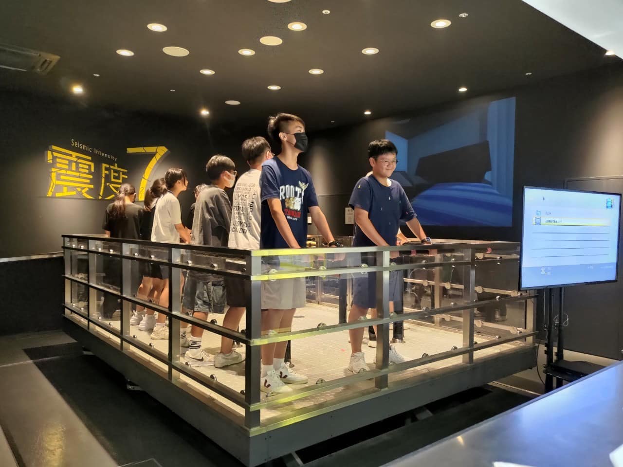 透過體驗七級地震,同學了解面對地震當下的震撼感受。