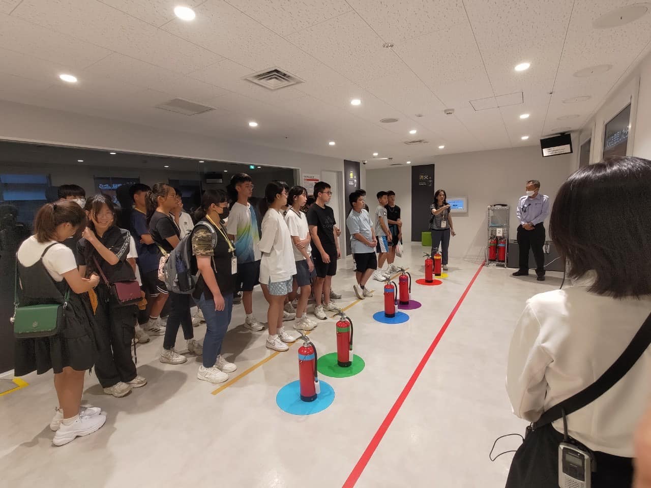 同學專心聆聽防災中心館方人員介紹火災知識。