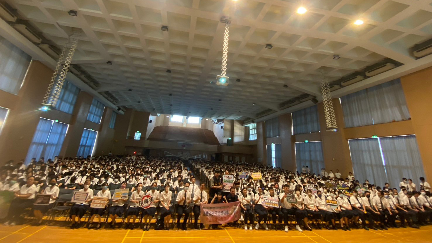 全校師生與第四分局員警們合影留念,期勉一起共創友善校園。