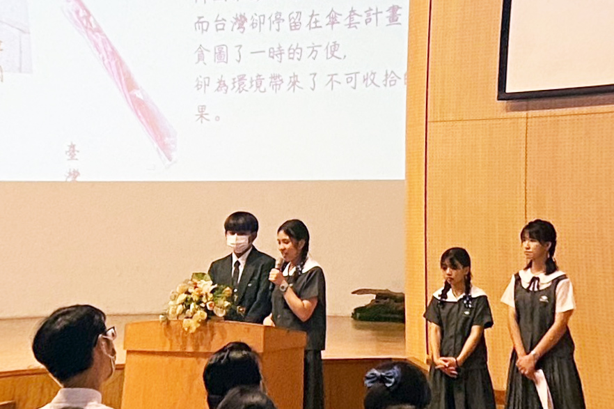 陳亮穎和謝宇紘同學分享韓國教育旅行所見所聞。