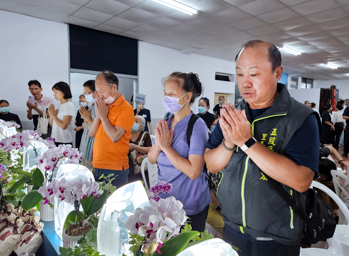 五股成泰里里長潘明宏,站在佛前虔誠祈福:「國泰民安,風調雨順,家家戶戶平安吉祥」。