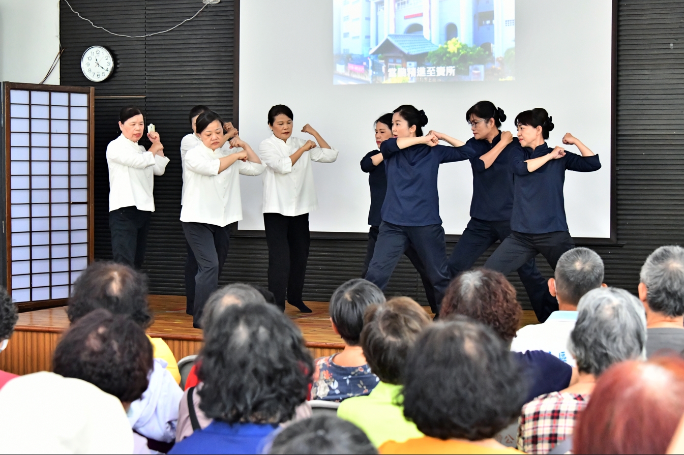 經藏演繹志工以入經藏的方式呈現當時九二一,慈濟人如何和「博士的家」受災鄉親互動,再一次的呈現出來。