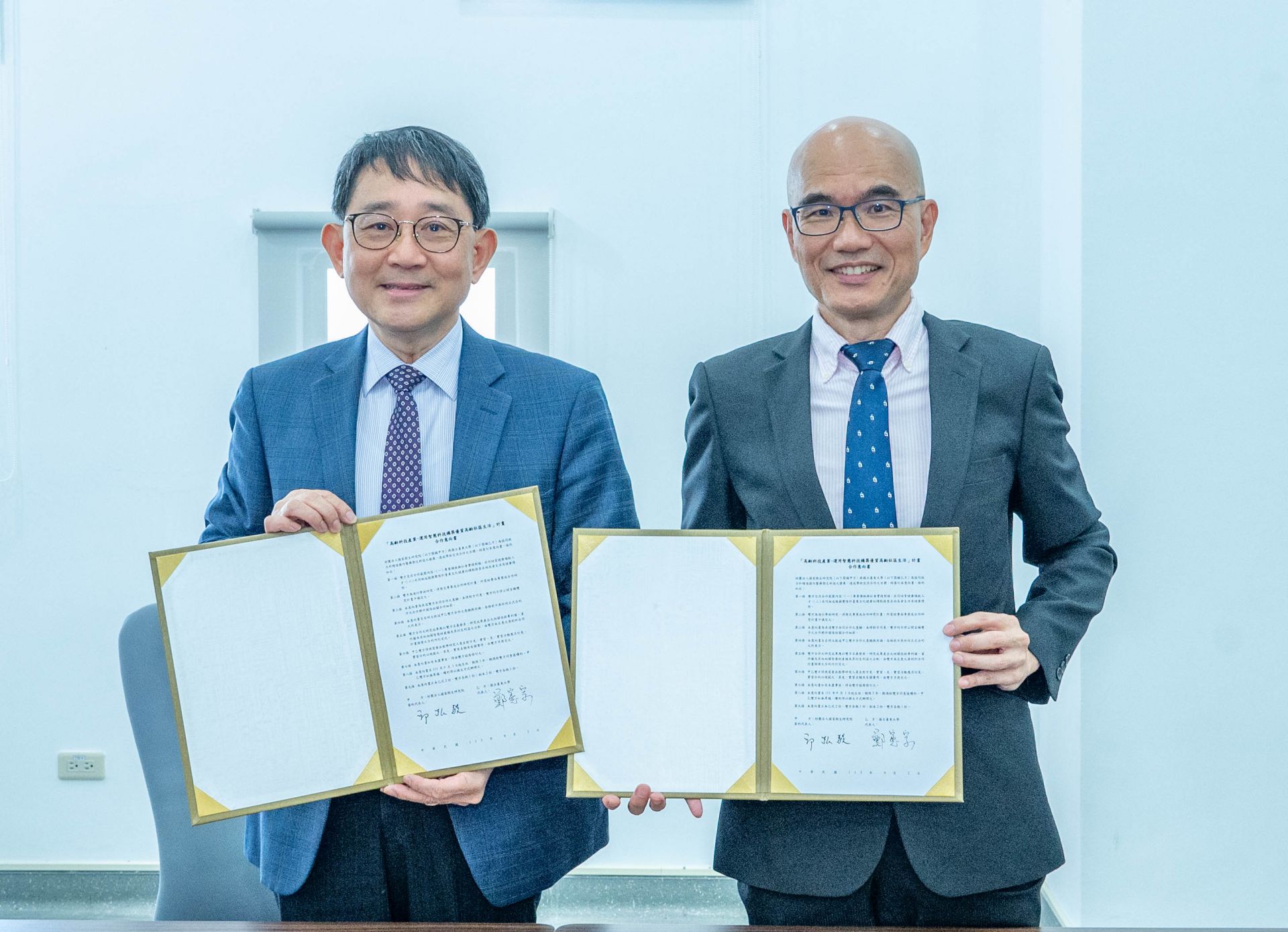 臺東大學鄭憲宗校長(右)與國家衛生研究院群體健康科學研究所邱弘毅所長(左)簽訂合作協議。