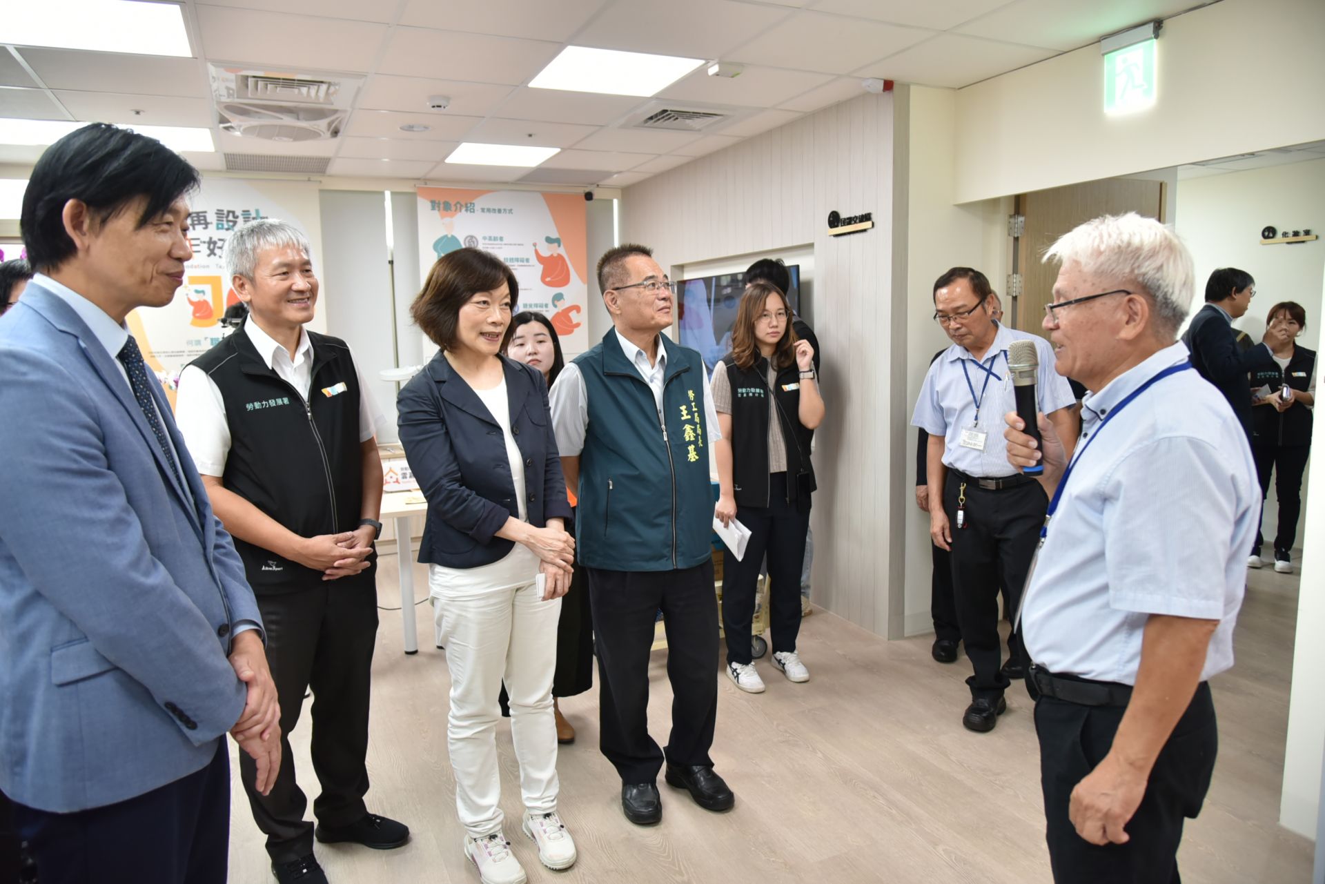 勞動部長何佩珊-左3-現場聽取中高齡民眾分享就業心得