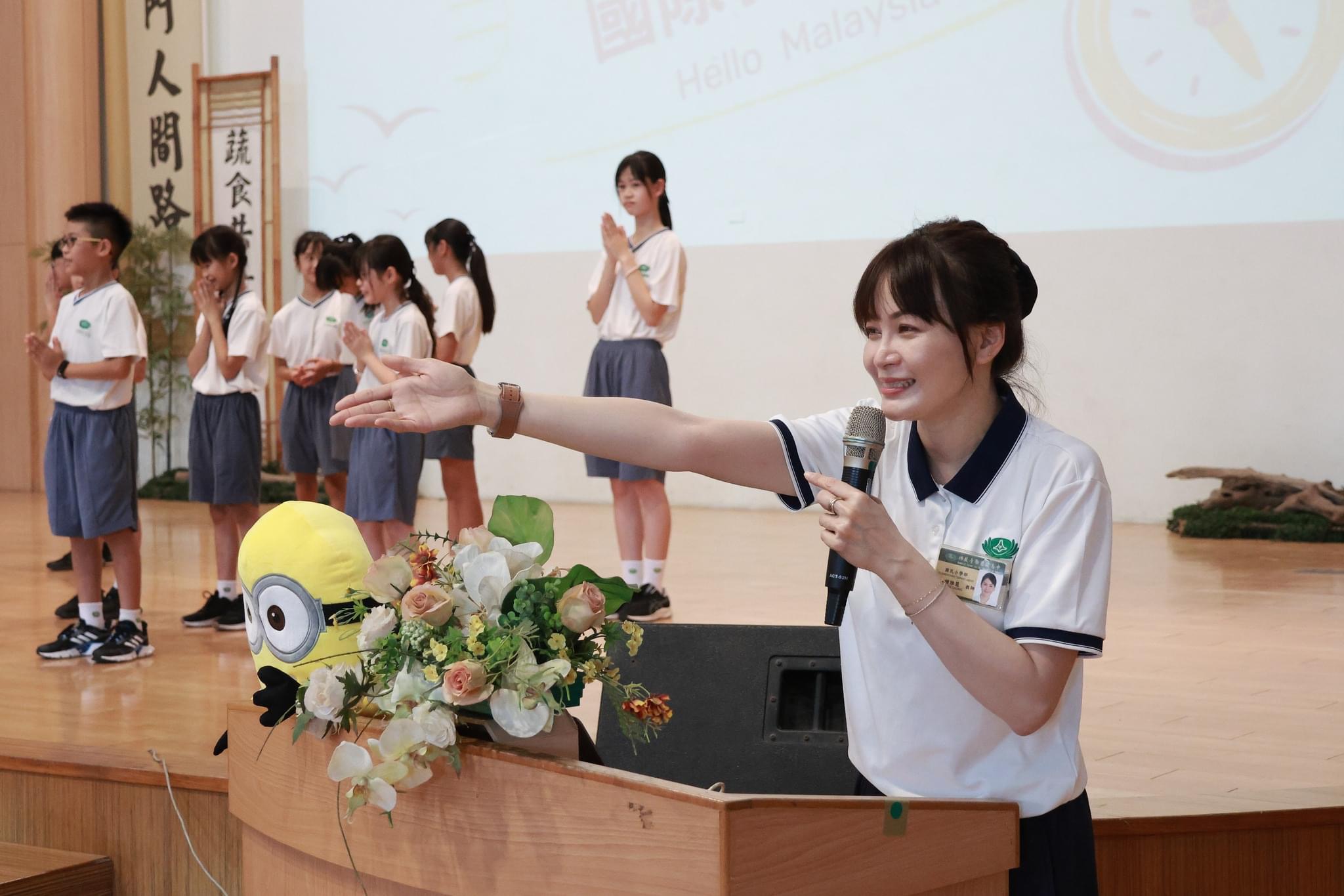 雅慧主任率領學生赴馬來西亞國際學校進行慈善訪問,體驗不同文化,拓展學生的國際視野。