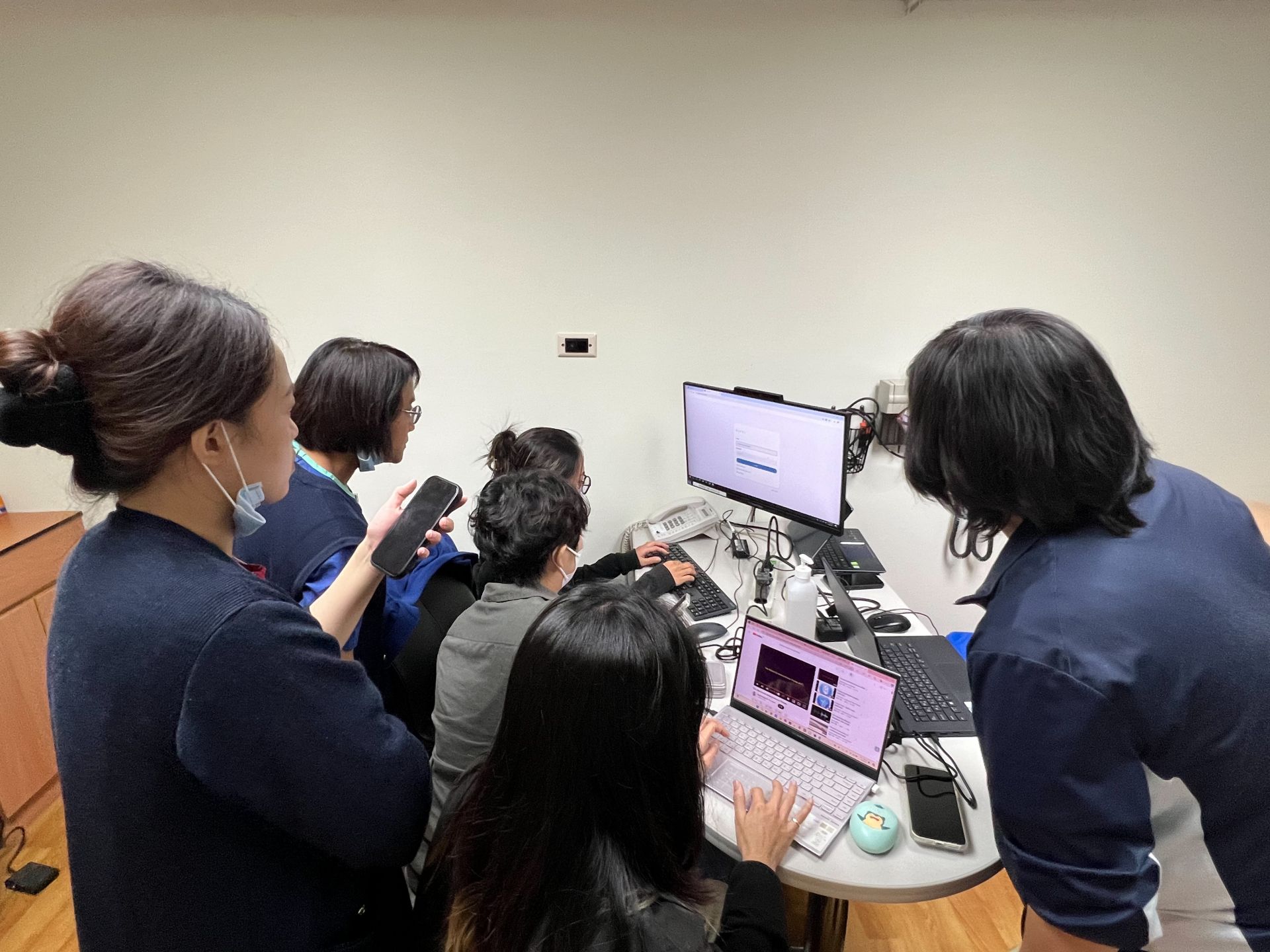 下午課程分成五組實作,每組學員依照主題展開討論並完成虛擬病人設計。