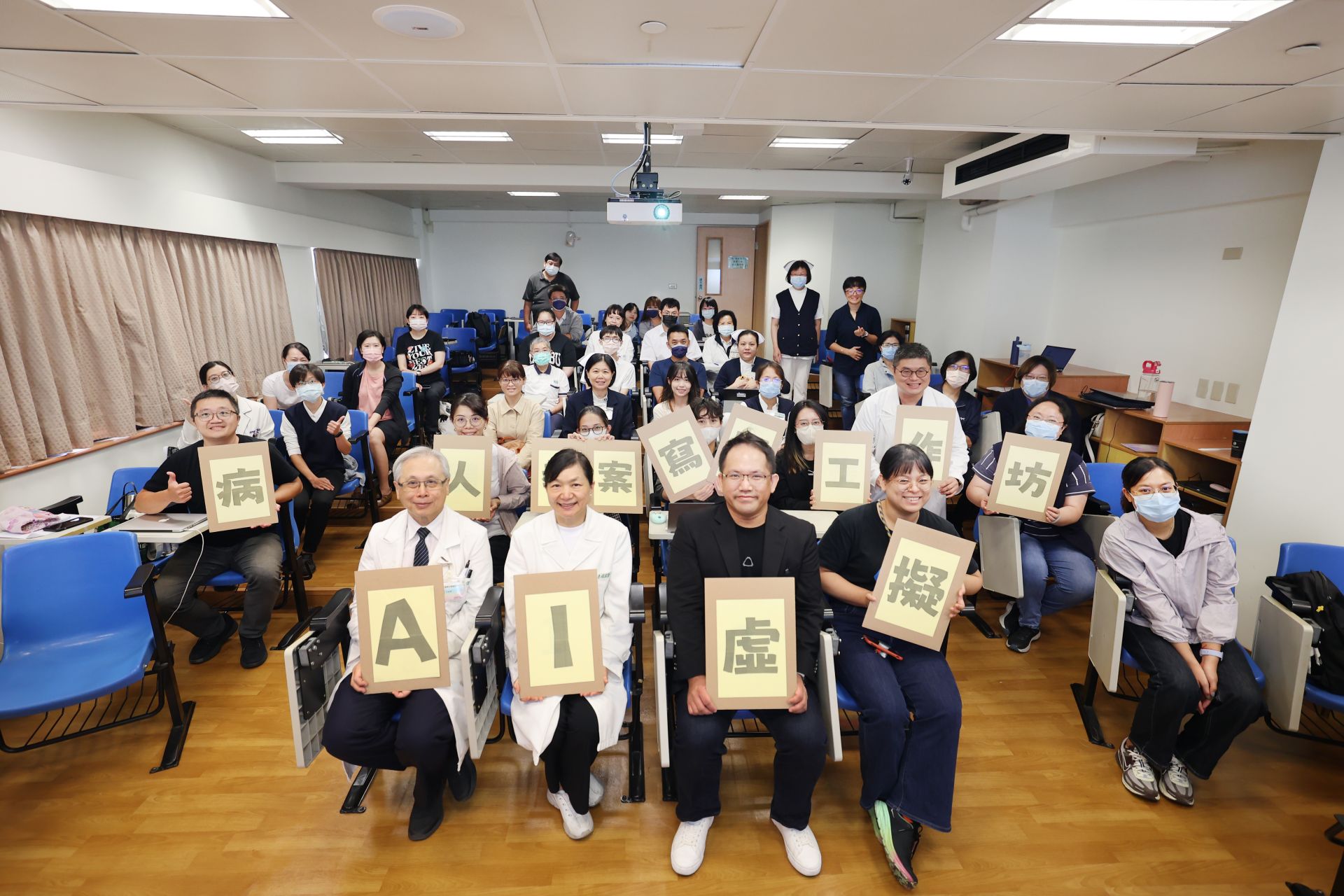 這次開辦的AI虛擬病人教案撰寫工作坊吸引了花蓮慈院及慈濟大學等跨院校從事醫學教育的同仁參加,教學部主任朱紹盈(前排左二)與學員合照。
