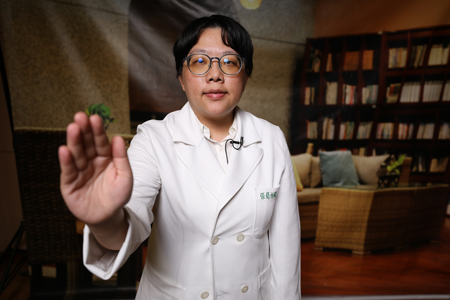 花蓮慈濟醫院中醫部張簡媜鶧醫師提醒,拍打委中穴的時候,要用「虛掌」的手法,就是四根手指併攏微彎,好像掌心中有個淺淺的碗,力度上只需要輕輕地拍打。