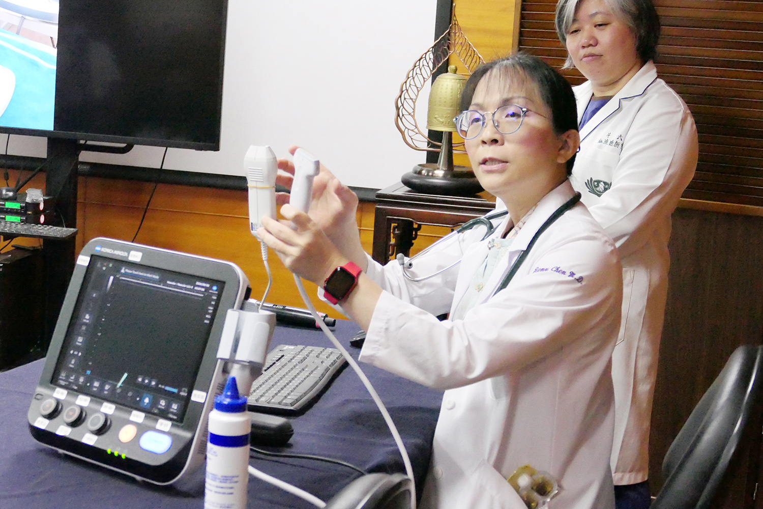 日本東京木村病院血液淨化室陳莉薇主任,分享使用超音波輔助扎針的床邊應用,以及實際操作技術。
