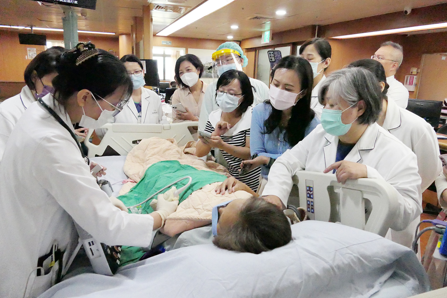 日本東京木村病院血液淨化室陳莉薇主任,分享使用超音波輔助扎針的床邊應用,以及實際操作技術。