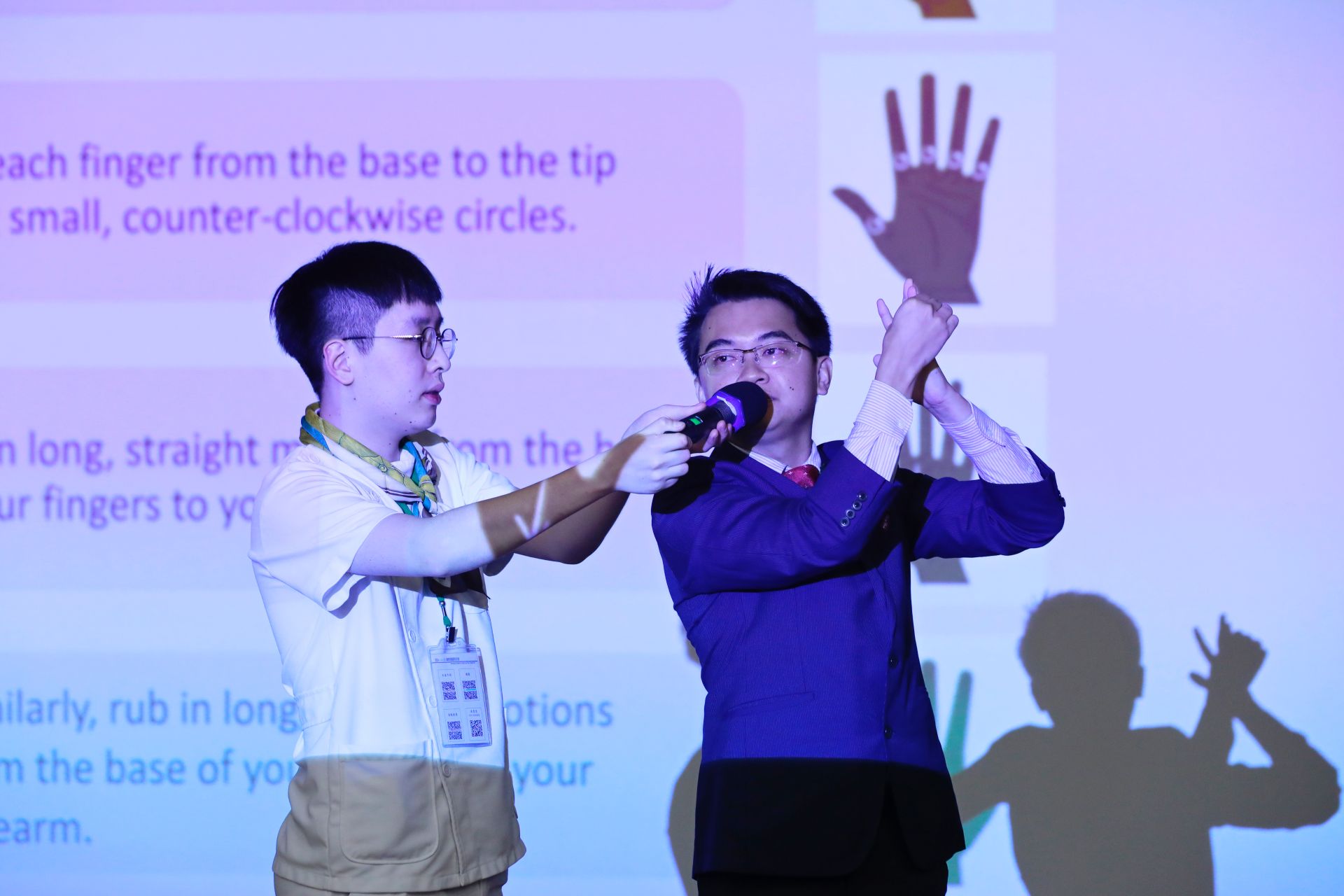 新加坡理工大學博士洪成福,分享靈安護理:末期病人治療性照護,並現場示範能安撫病人的膚慰按摩手法。