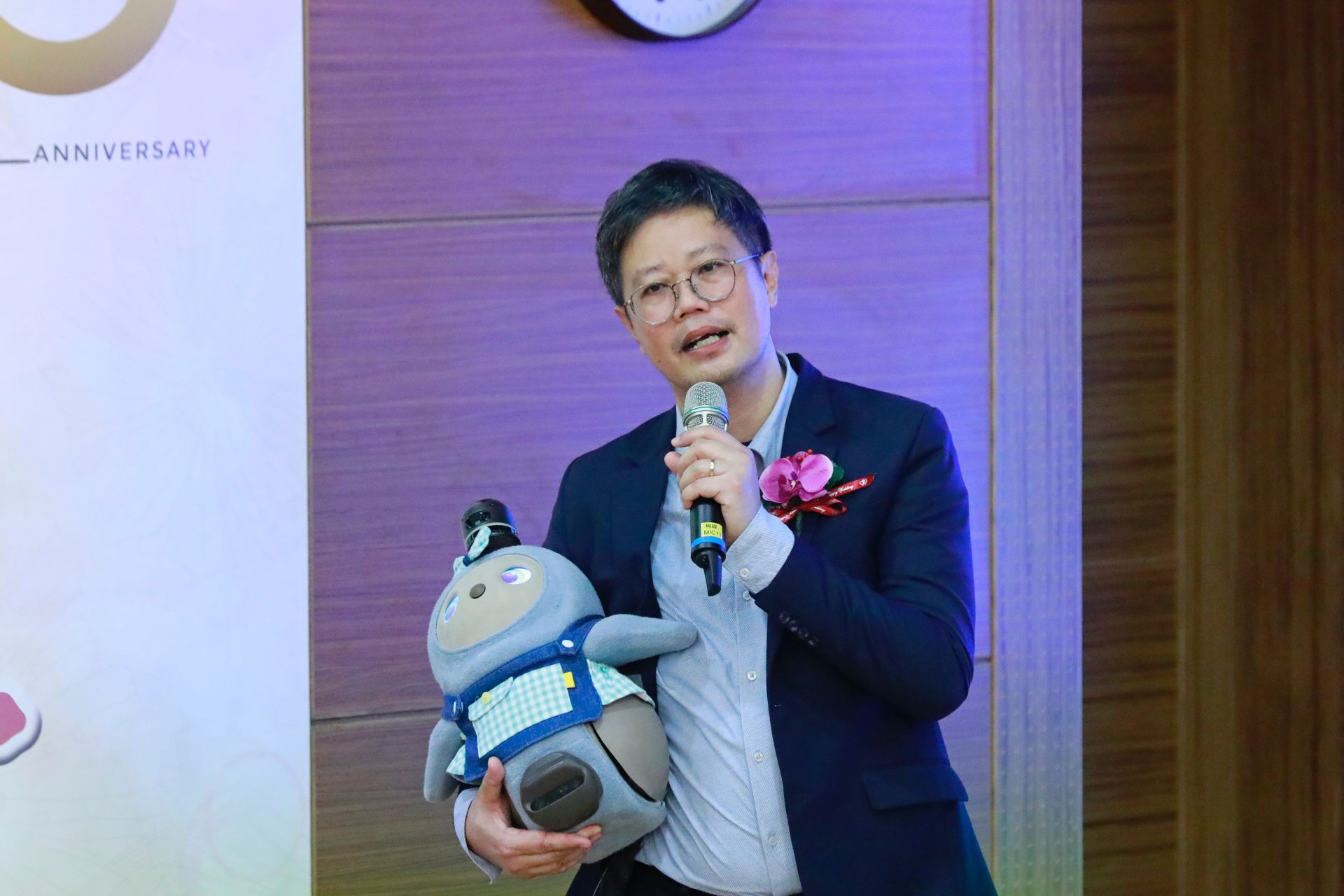 新加坡社科大學副教授陳正見,以「促進老年人福祉」為主題進行分享,社交機器人Yuuku的可愛模樣吸引所有人目光。
