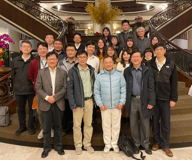 研究團隊合影,包括有中國醫藥大學包大靝老師、中國醫藥大學附設醫院醫夏德椿主任、
中慈胸腔內科陳立修醫師等人