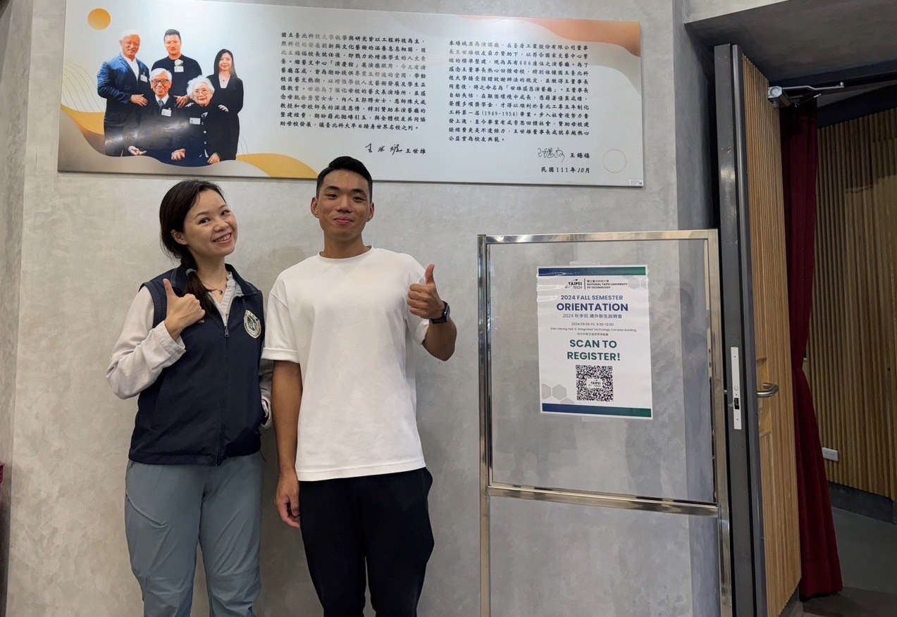 就讀臺北科技大學的越南籍學生阮明惟表示臺灣很棒,打算申請就業金卡留臺工作。(左為移民官趙湘怡)