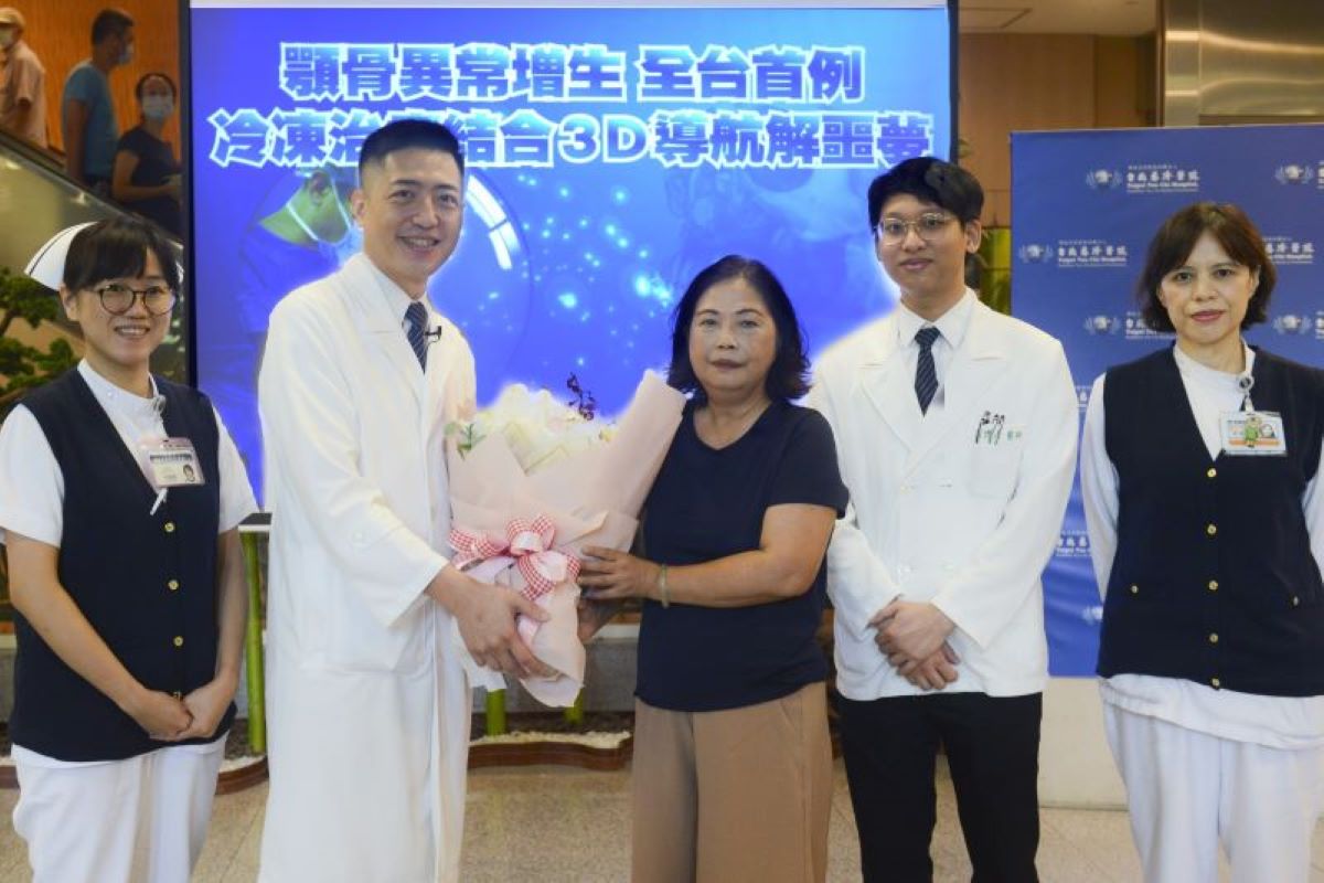 台北慈濟醫院於9月11日舉辦「顎骨異常增生 全台首例冷凍治療結合3D導航解噩夢」記者會現場,張女士獻上花束,向許博智主任與其醫療團隊表示感謝。