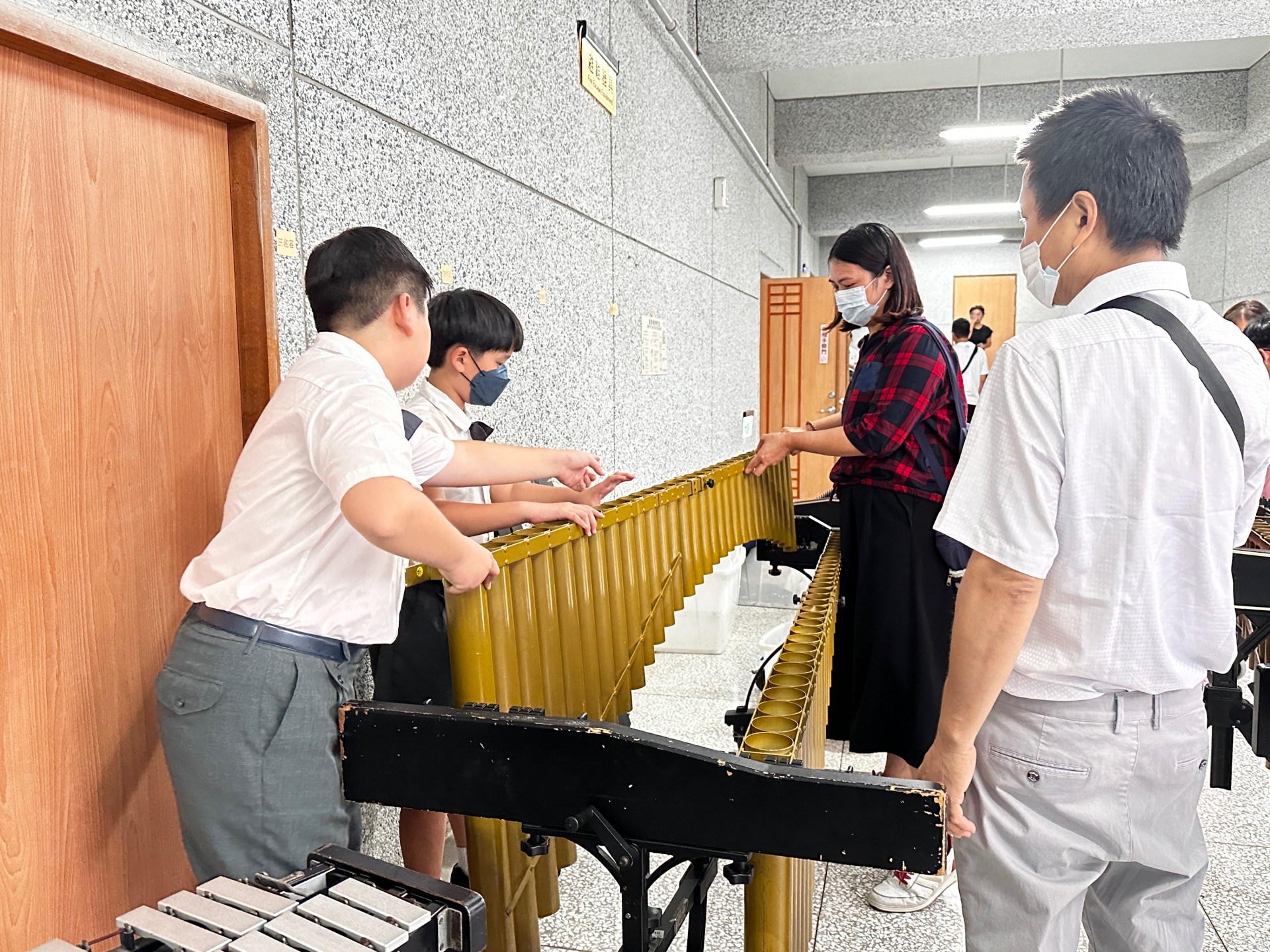 孩子們帶著家長學習如何拆解樂器及搬運,親子一同學習成長。