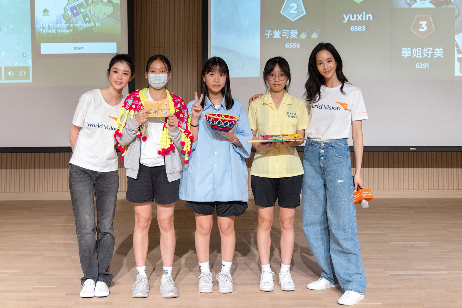 透過現場互動問答遊戲選出獲獎者,由代言人親手送出尼泊爾媽媽手作的特色織品給3位學生(台灣世界展望會提供)