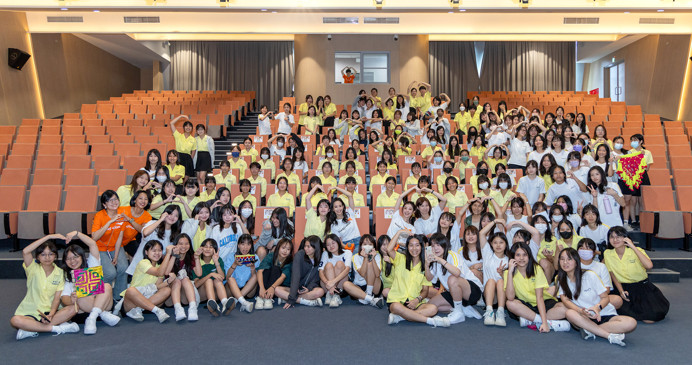 張鈞甯攜手詹子萱回景美女中母校,倡議以教育改變女孩未來(台灣世界展望會提供)