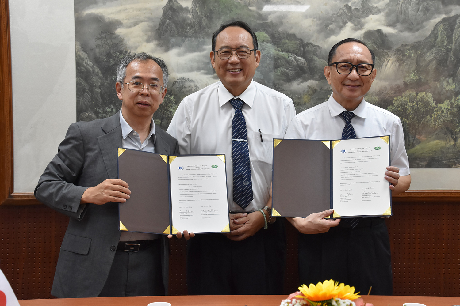 慈濟大學智慧永續管理學院也與日本大手前大學經營管理學院,正式簽訂短期交流MOU。
