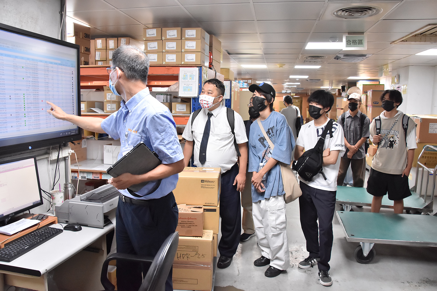 學生參訪慈濟醫院總務室庫房,一睹院方如何統籌各病房的幕後資材管理。