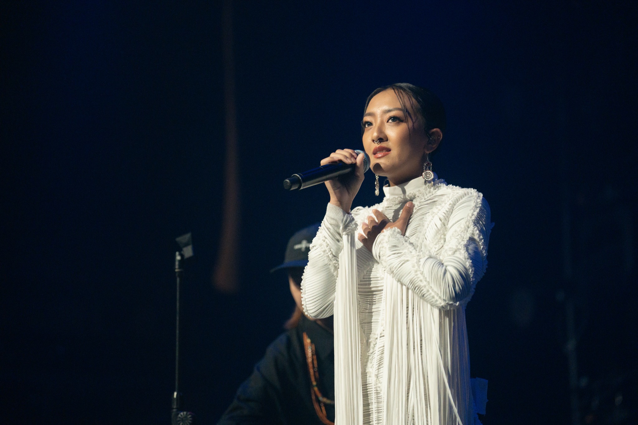 Kivi 擁有「治癒系美聲」,還曾在資助人支持下畫出美麗的部落星空。
