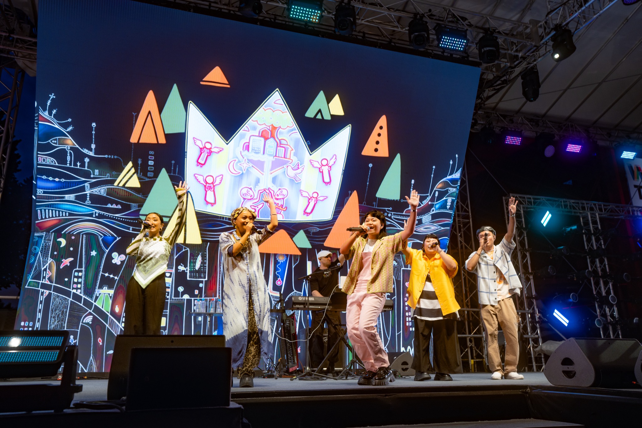 阿爆和那屋瓦在巴黎台灣文化館開幕之夜演出,也體驗在地食衣住行的文化。
