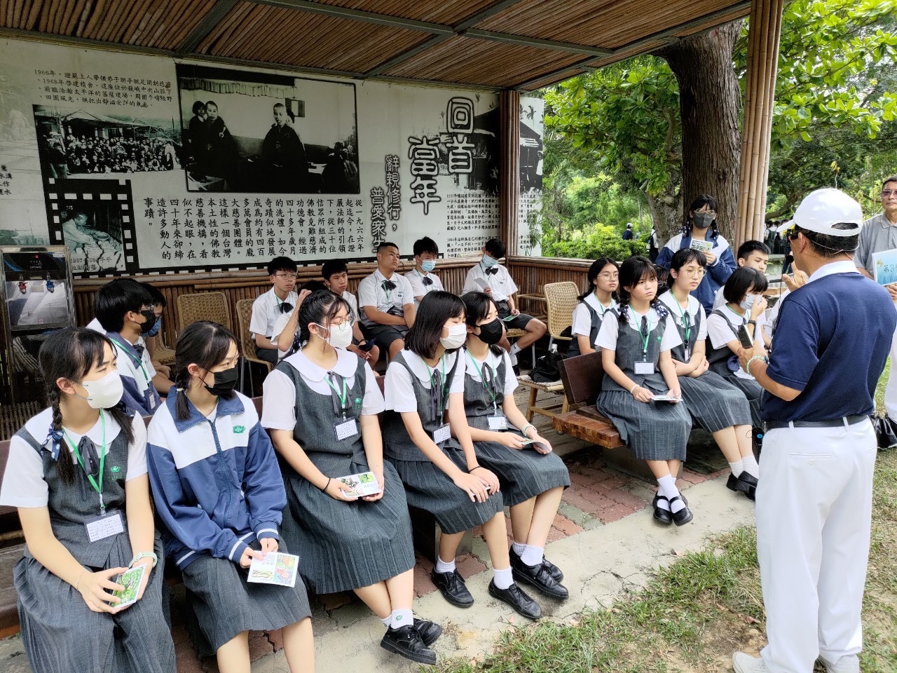 回首當年來時路，在環保回收的竹編棚架下專心聆聽東大靜思堂的源起和故事。