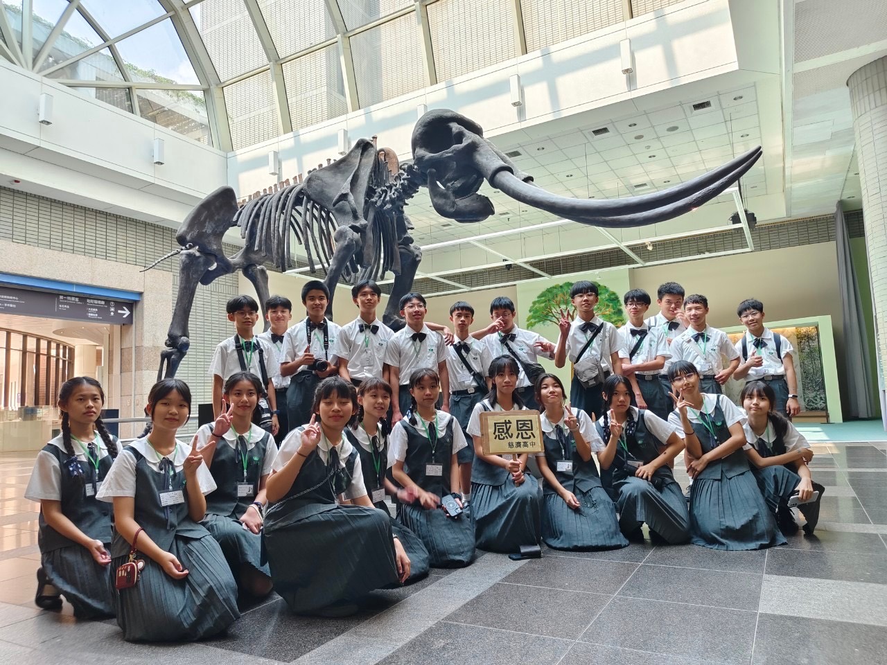 參觀完科博館豐富的館藏後，班級同學和龐大的大象複製標本合影。