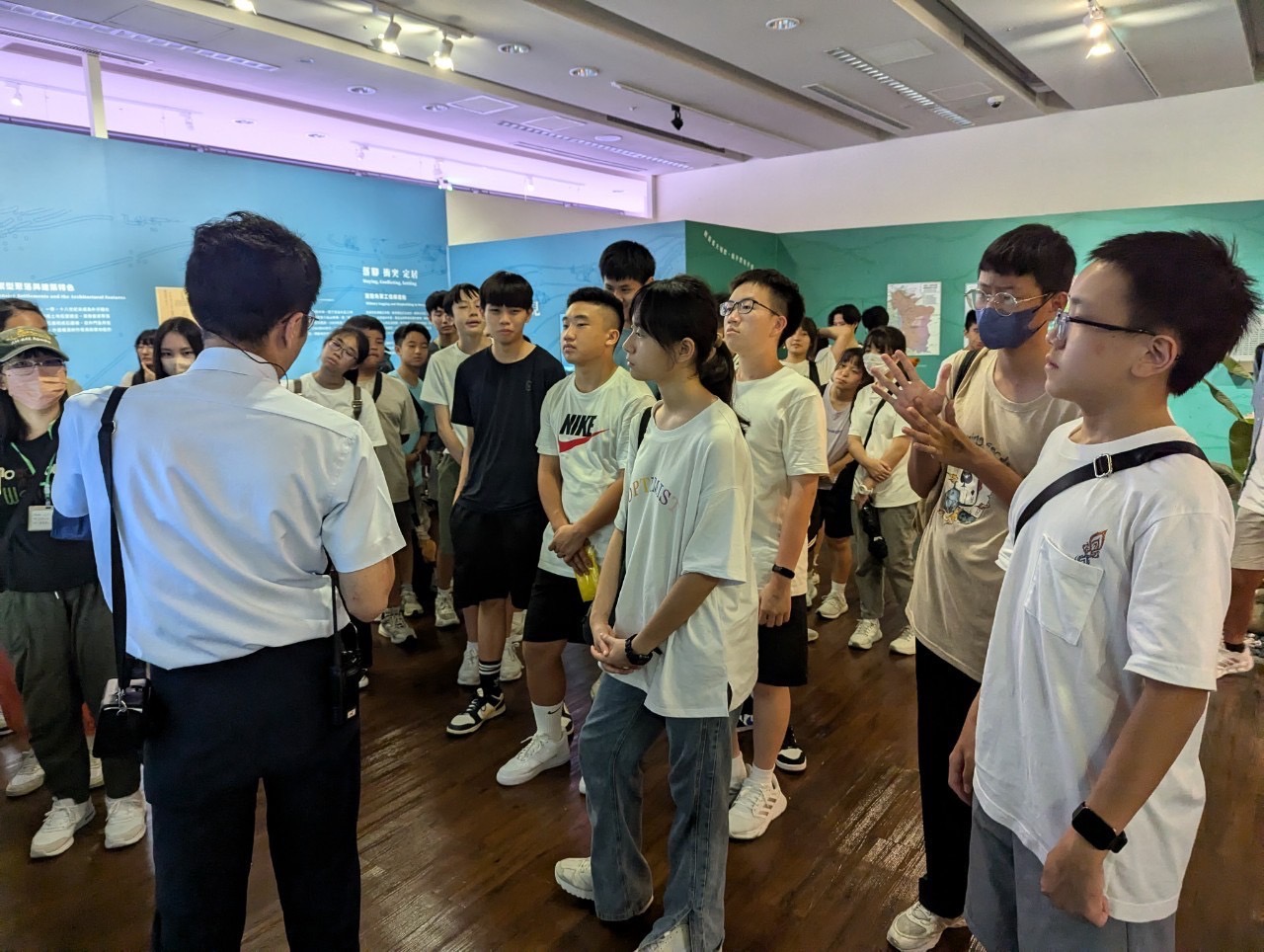 臺灣客家文化館內，導覽人員熱情接待，介紹客家文化、歷史和文物等知識。