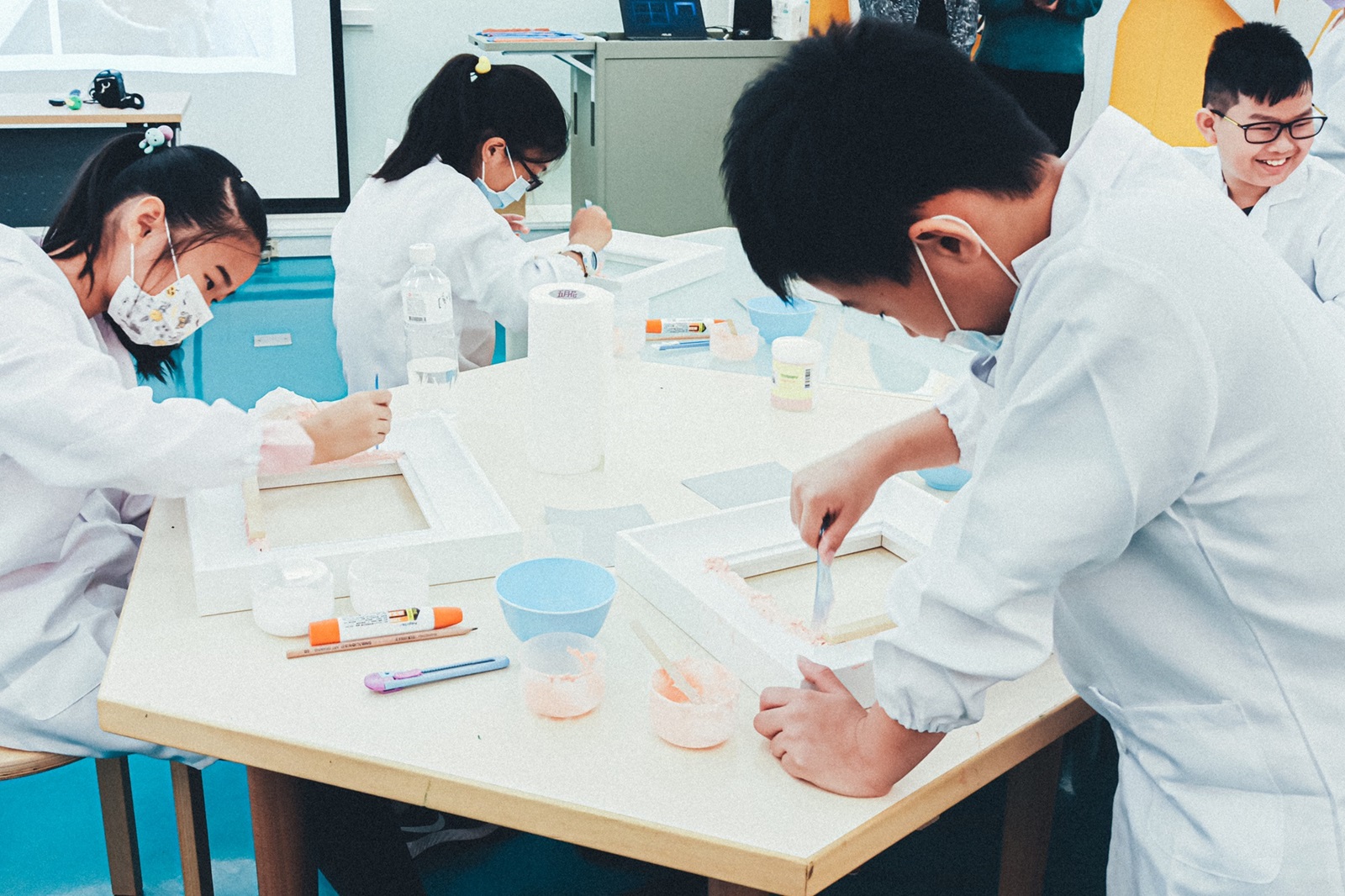 學生化身修復師模擬畫框修復過程(奇美博物館x虎山實驗小學)