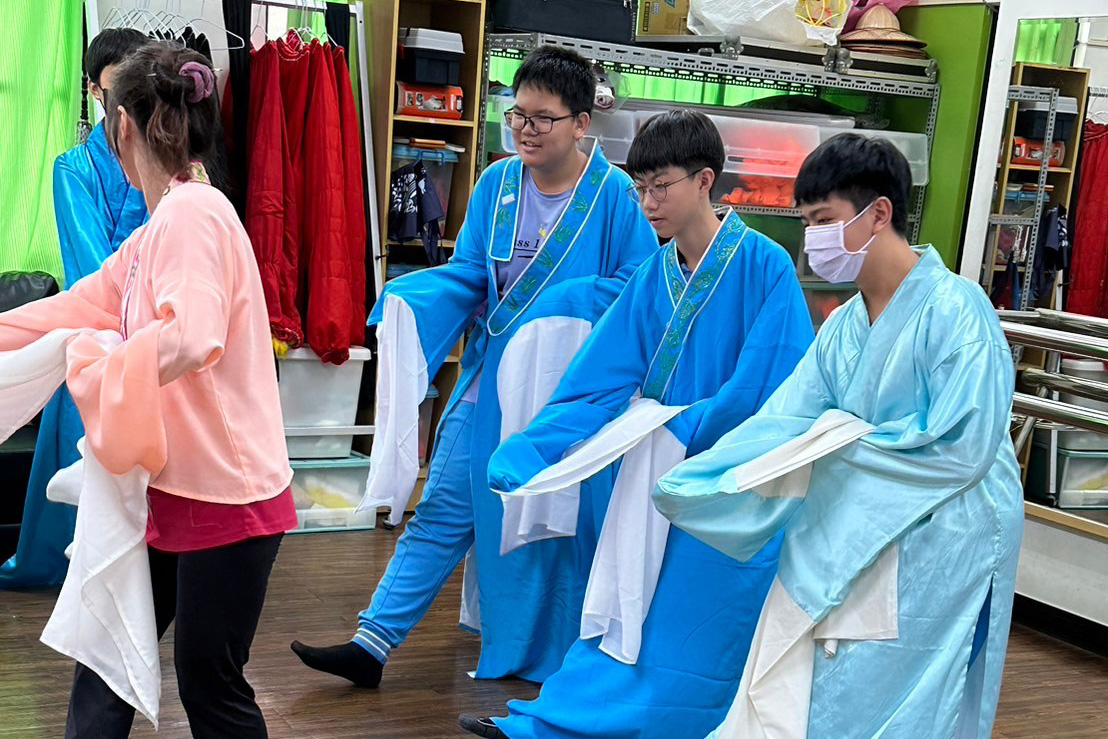 安平國中邀請業師教授歌仔戲之基本動作、角色及服裝