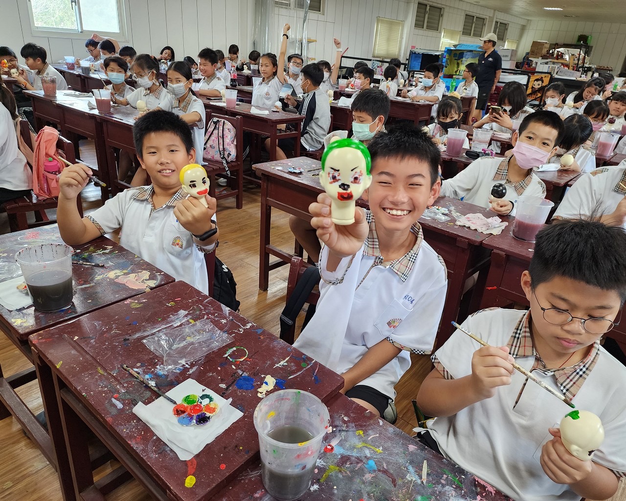 新庄國小學生利用園區材料,設計及製作布袋戲偶