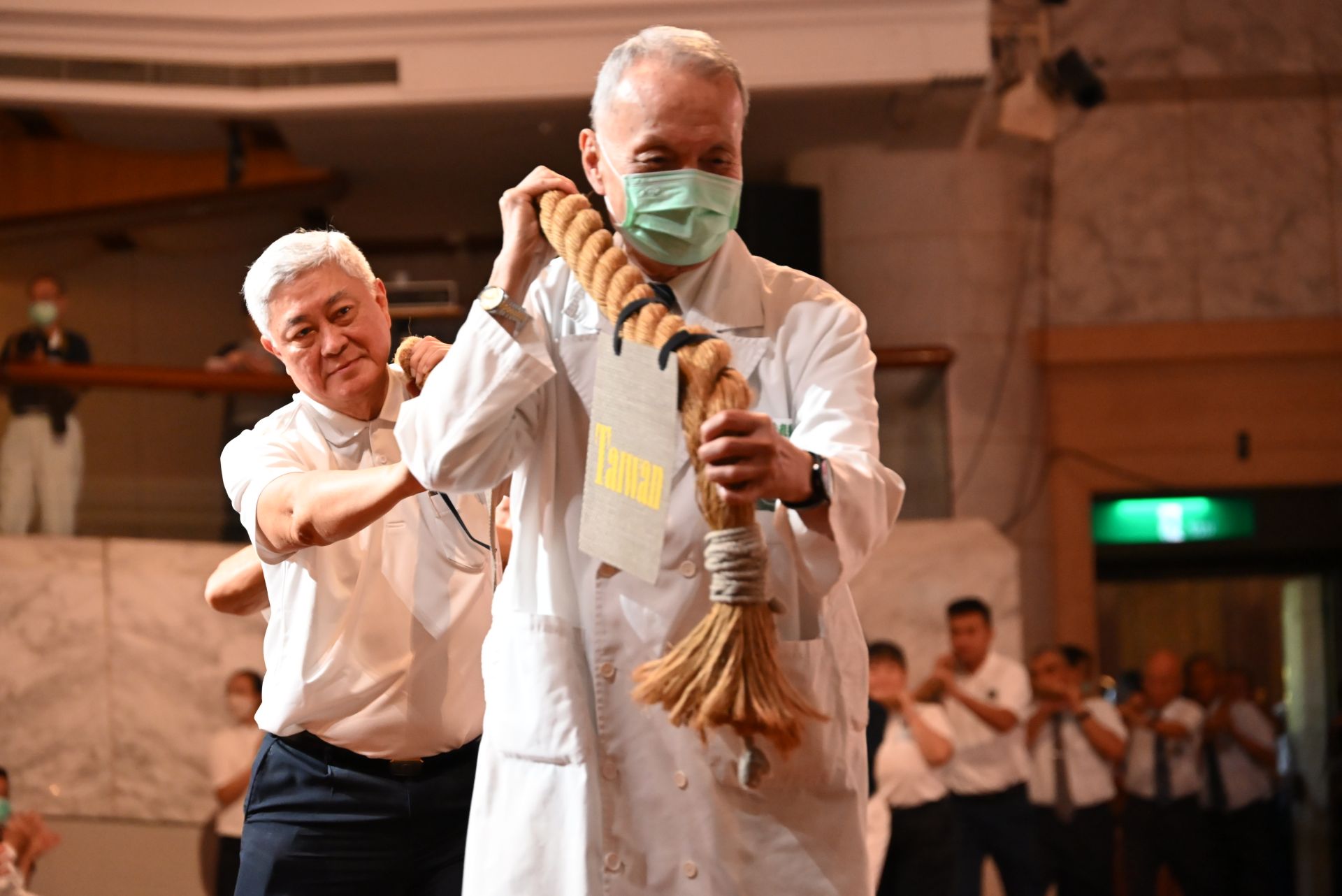 2024年國際慈濟人醫年會在9月15日舉行開營典禮，國際慈濟人醫會總召集人林俊龍(右一)期勉成員們將活動所學帶回各自國度發揮功能。