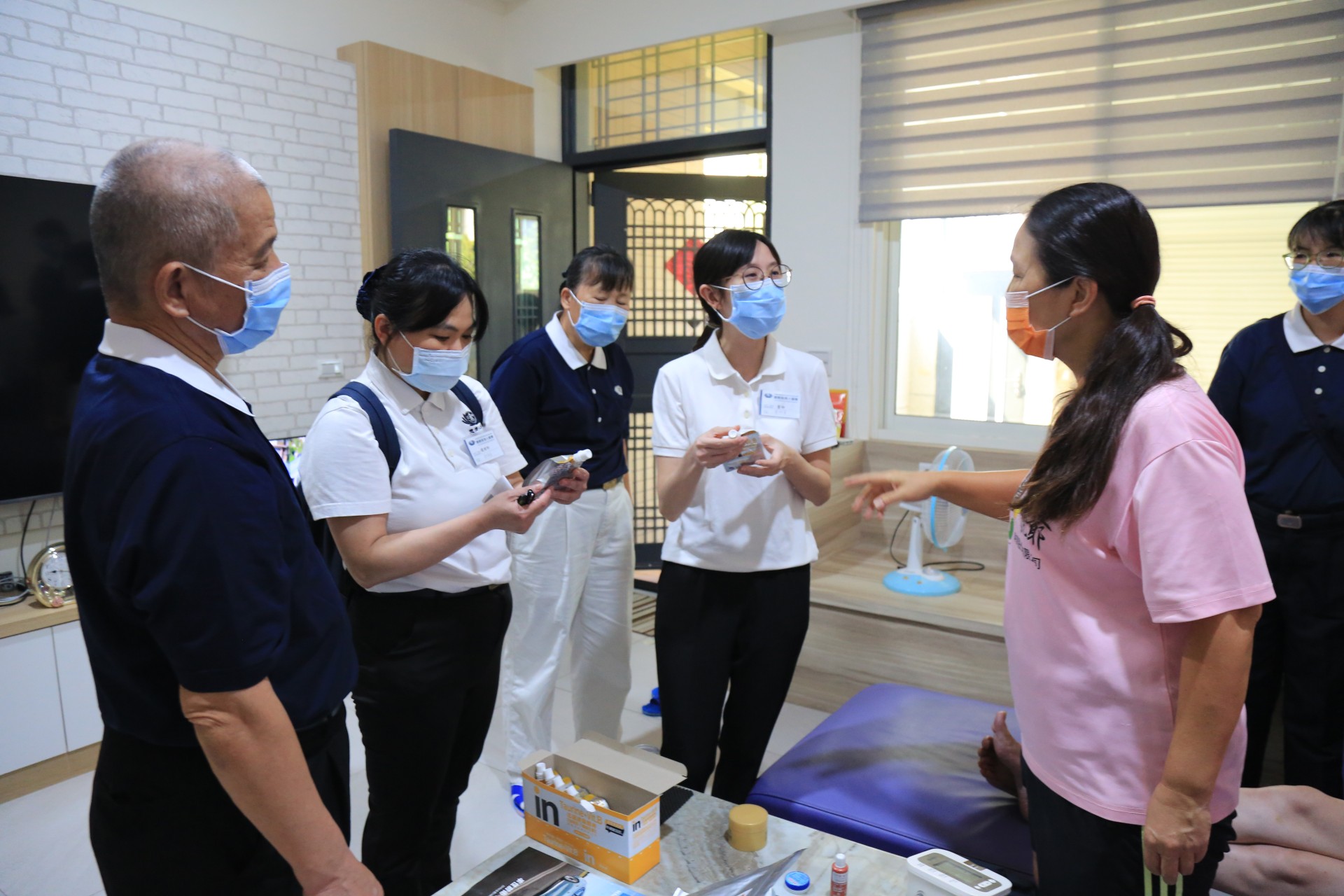 黃欣寧醫師及郭淑宜護理師檢視患者的營養補充品,並向家屬施以飲食營養衛教。