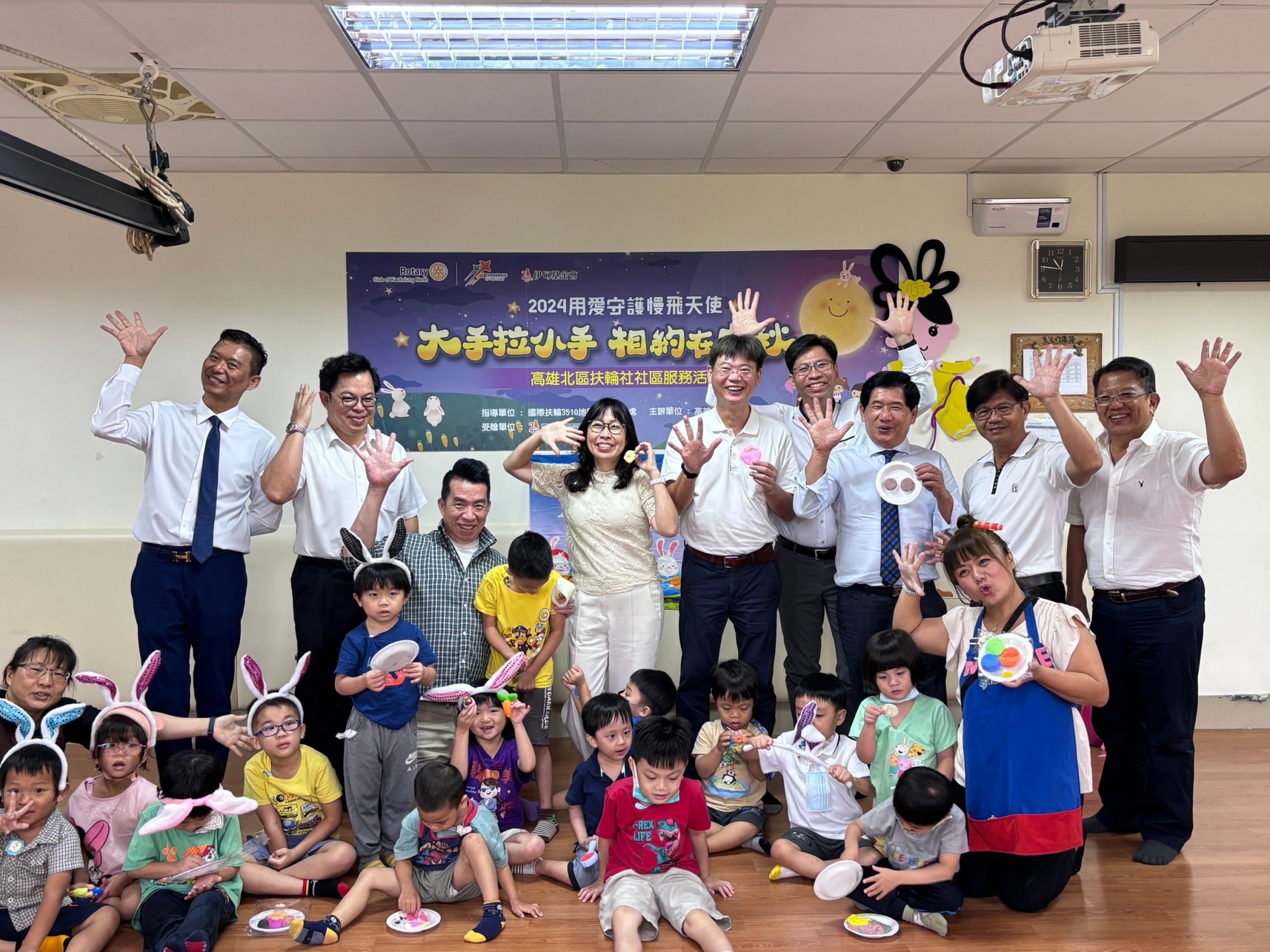 慢飛天使拿著作品一起開心合影