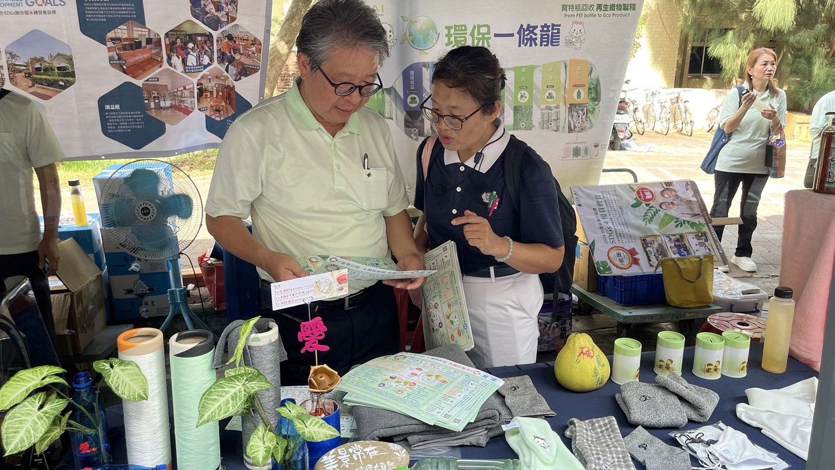 慈濟志工向局長陳宏益說明回收製程
