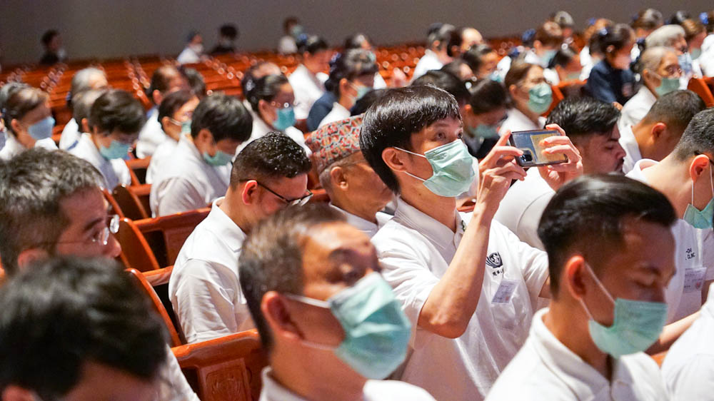 人醫學員用手機記錄自己想留存的課程內容。