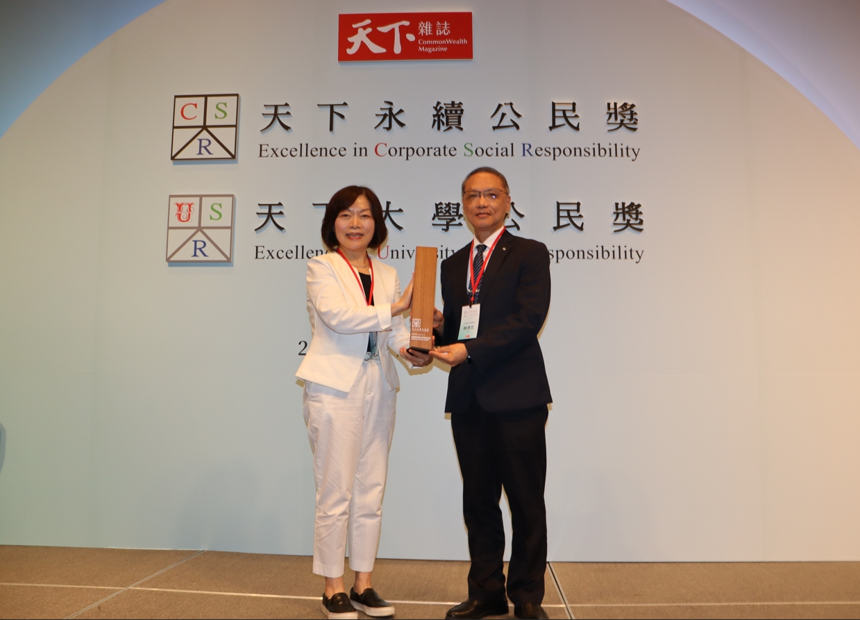 勞動部何佩珊部長頒發獎盃,慈濟基金會顏博文執行長為慈濟代表領獎。