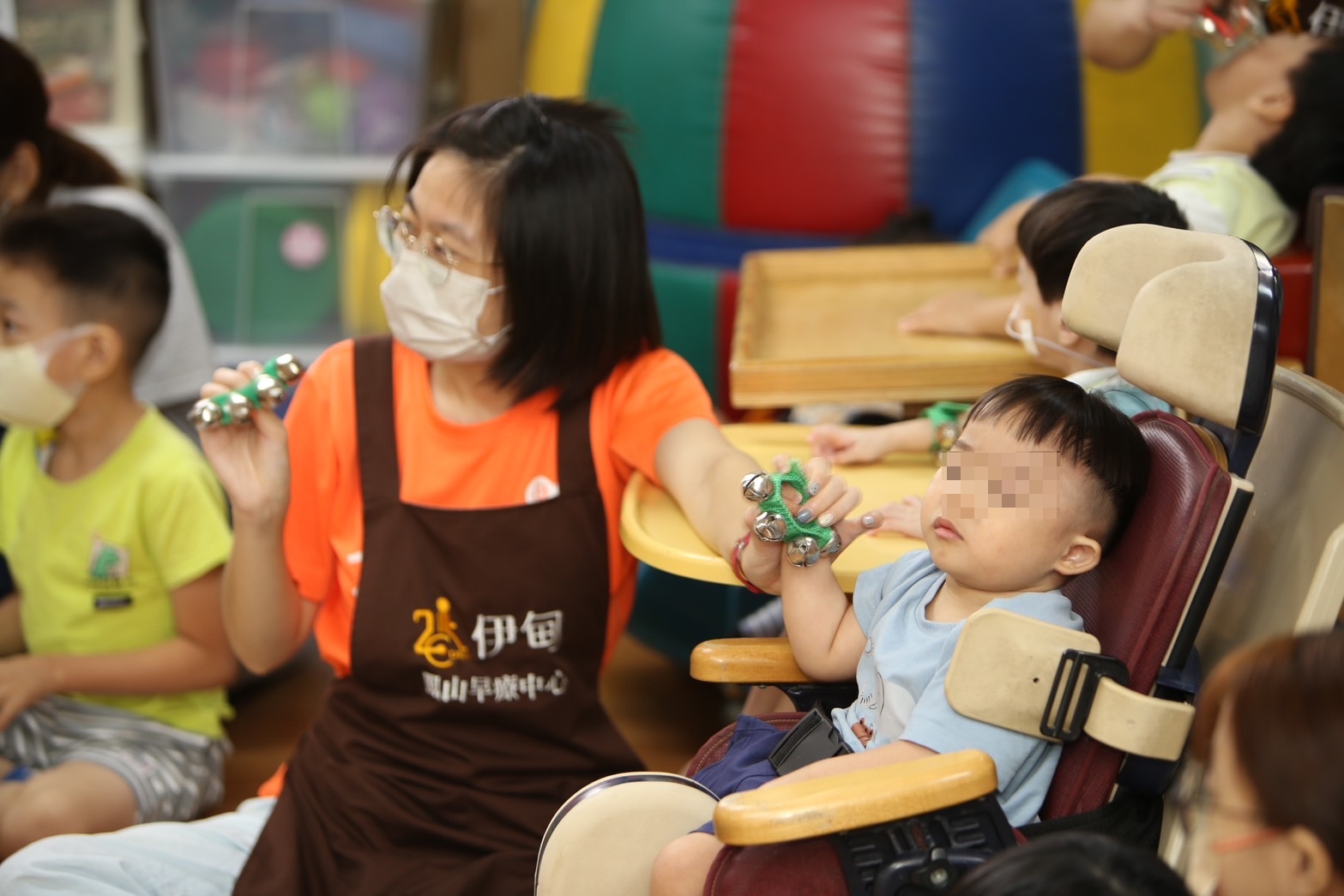 即使是坐在學習椅上的慢飛天使也一起跟著音樂搖動手