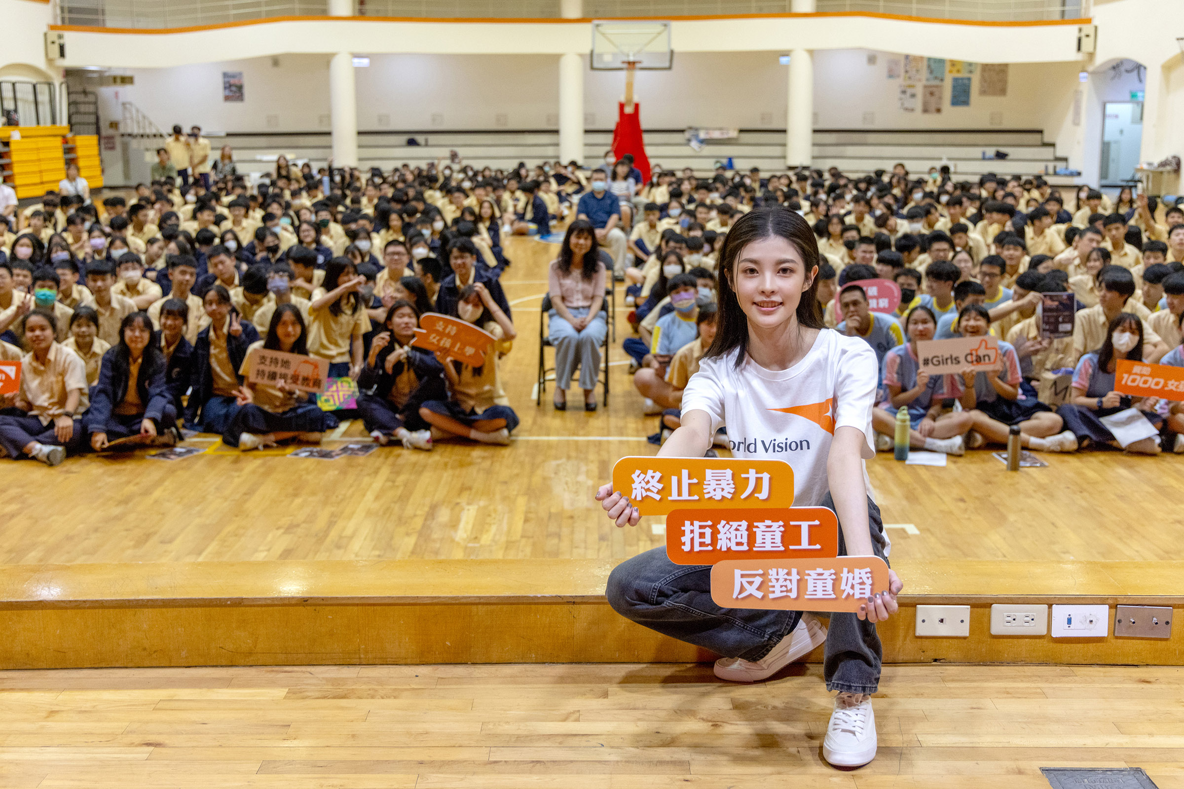 台灣世界展望會「資助1000女孩—凝聚勇氣·無所畏懼」代言人詹子萱於19日前往再興中學,與500名高一、高二同學分享她在尼泊爾看見女孩面臨失學、童婚、月經歧視等種種挑戰,並在受教育後勇敢改變社會觀念。