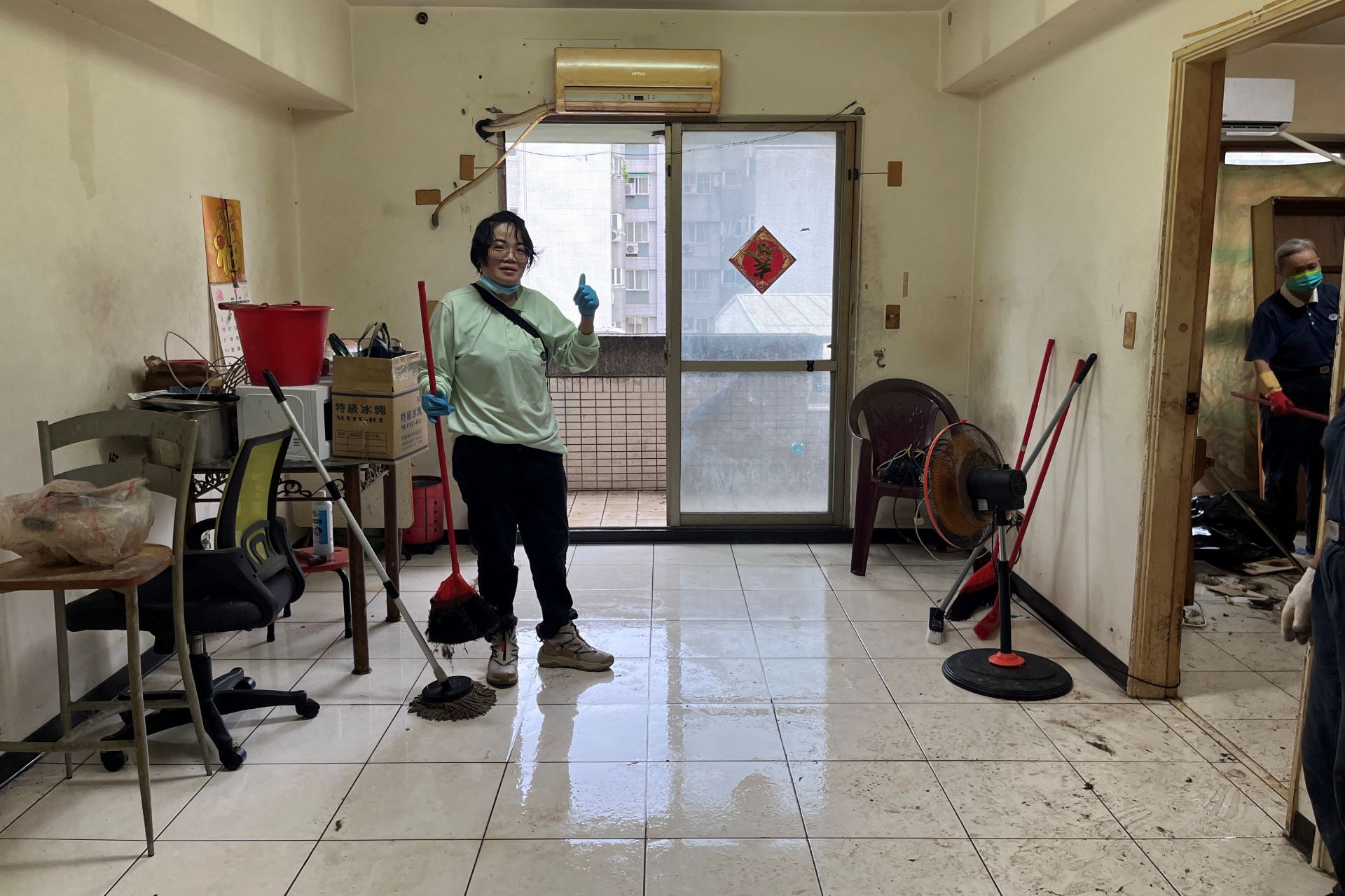 打掃完後,客廳變得乾淨明亮許多。
