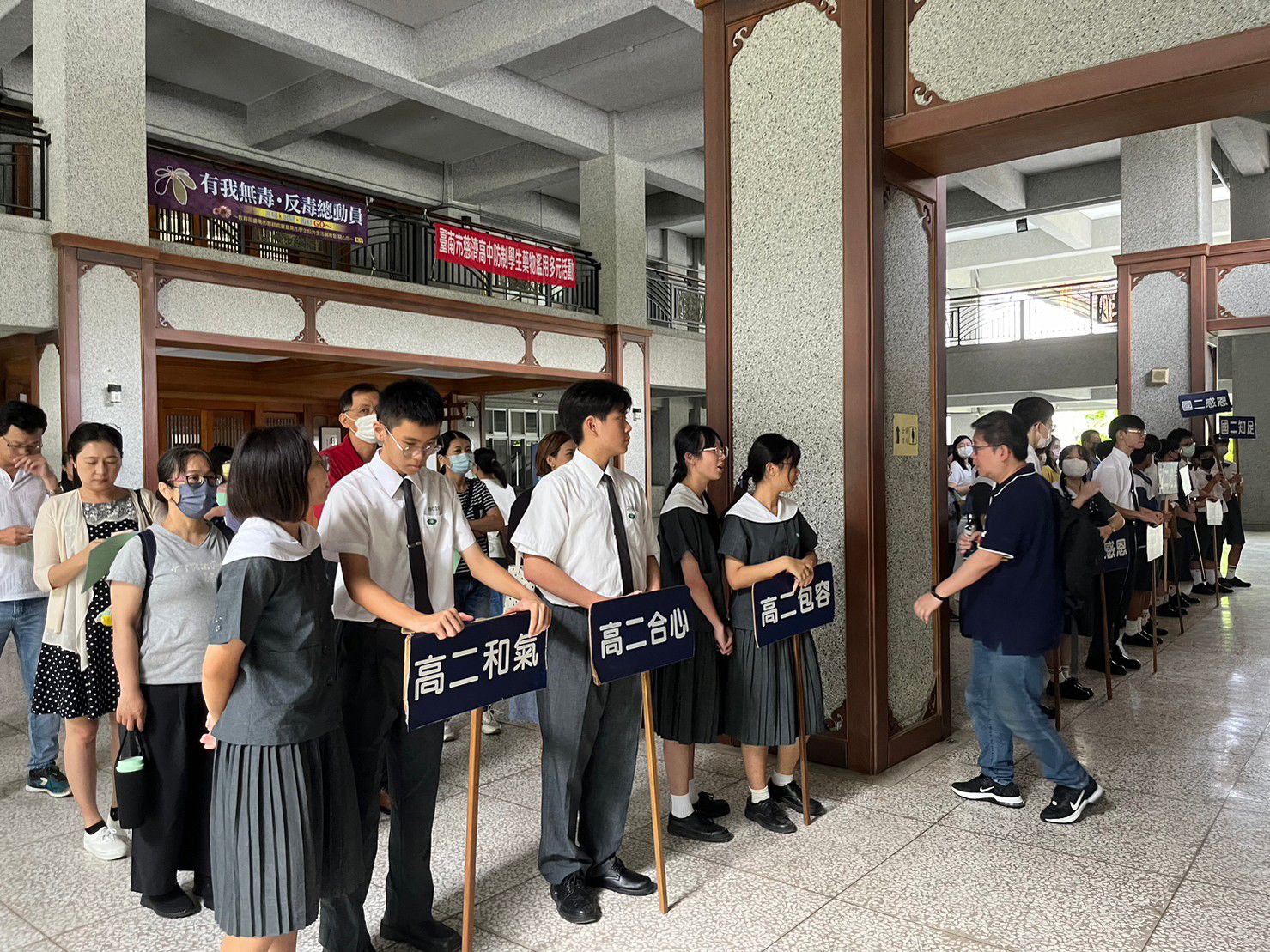 學生志工協助引導家長活動動線,親師生溫馨互動,讓校園各個角落,無處不馨香。