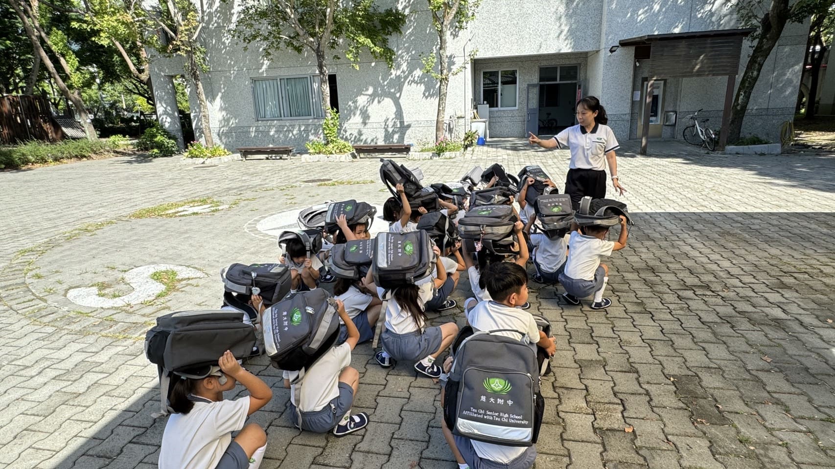 抵達集合地點,幼兒園老師進行清點人數。