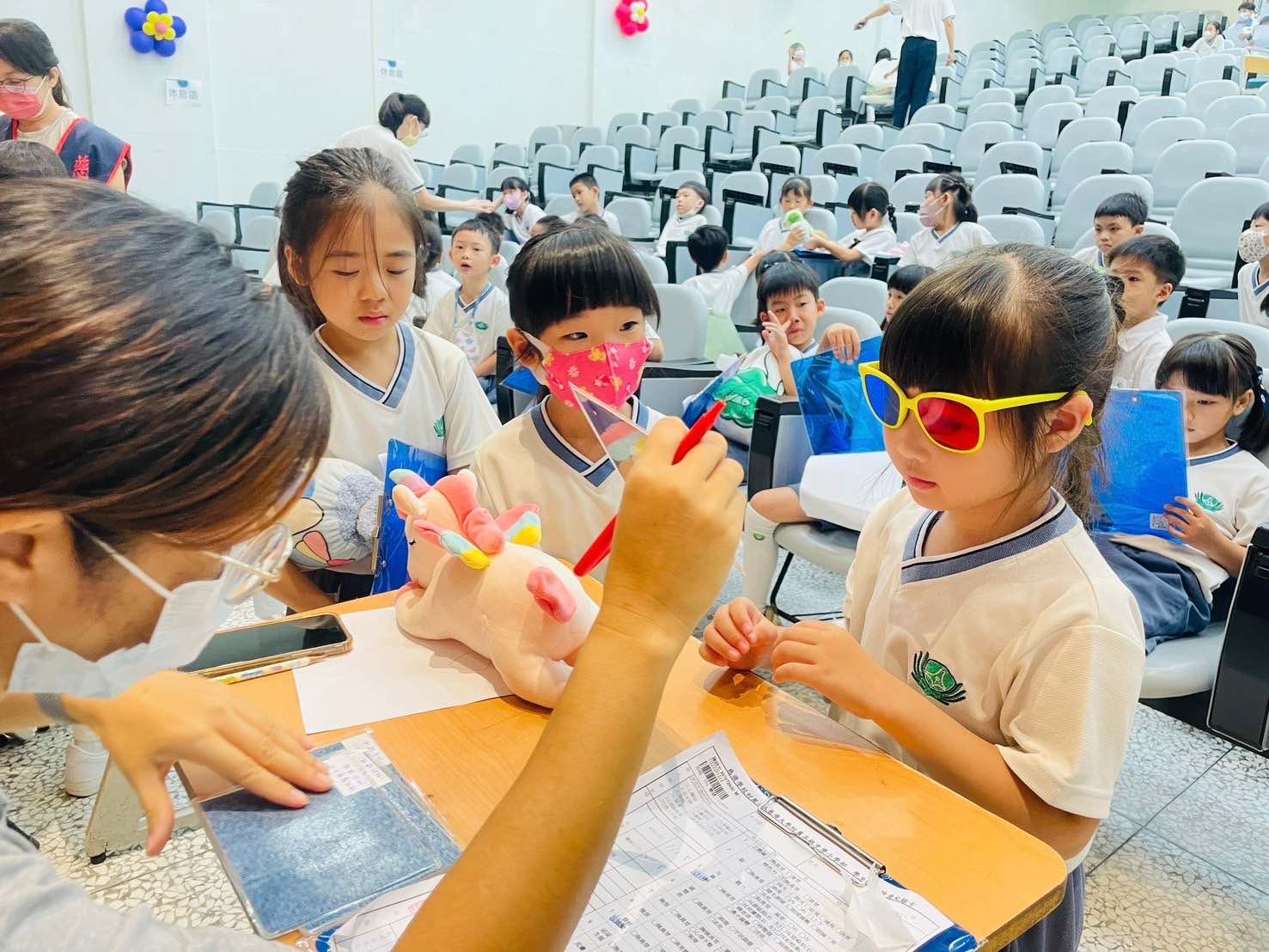 孩子戴上紅藍眼鏡,進行亂點立體圖辨色力檢查
