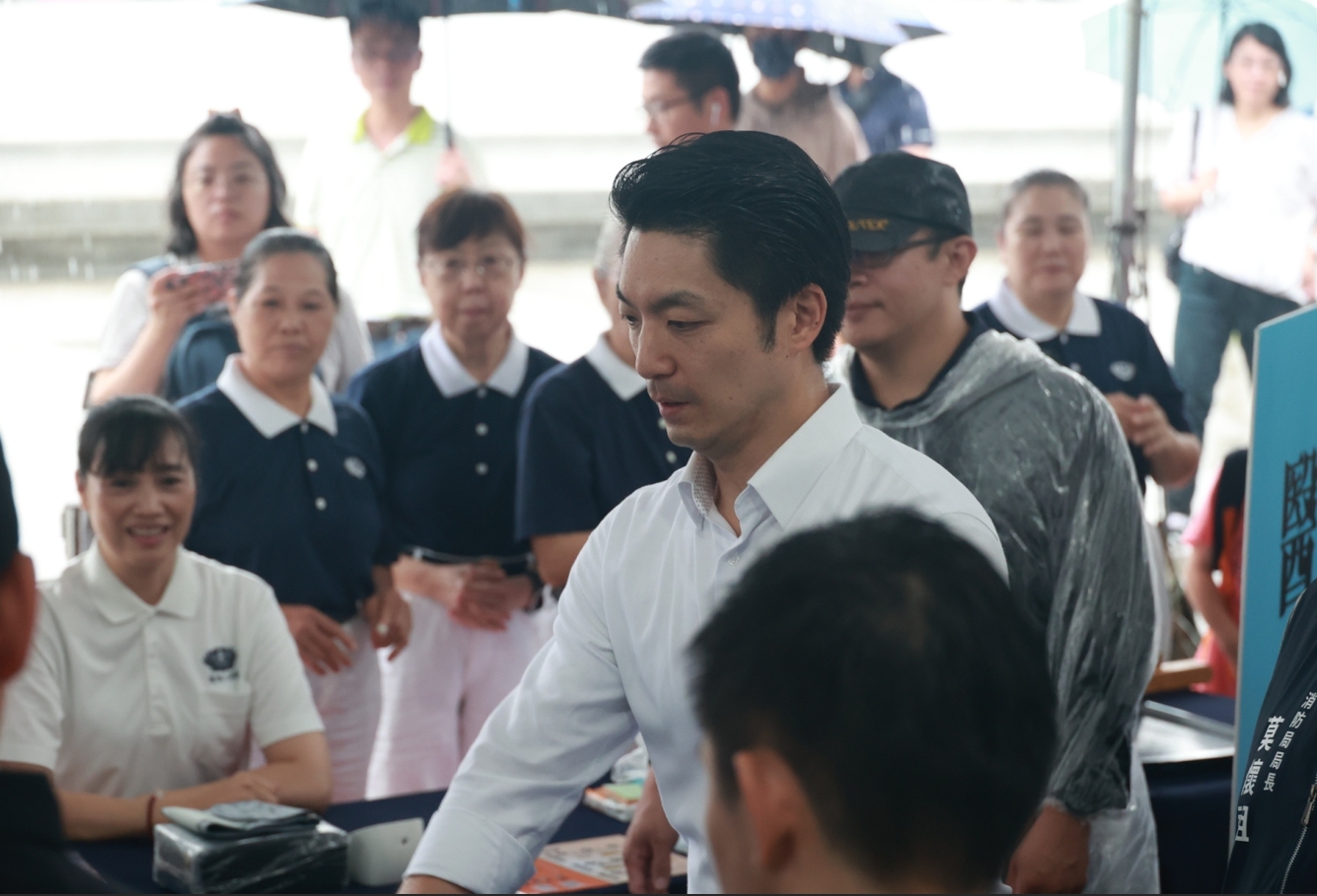 臺北市蔣萬安市長特別來到慈濟設置的攤位,了解「避難收容處所展示」。